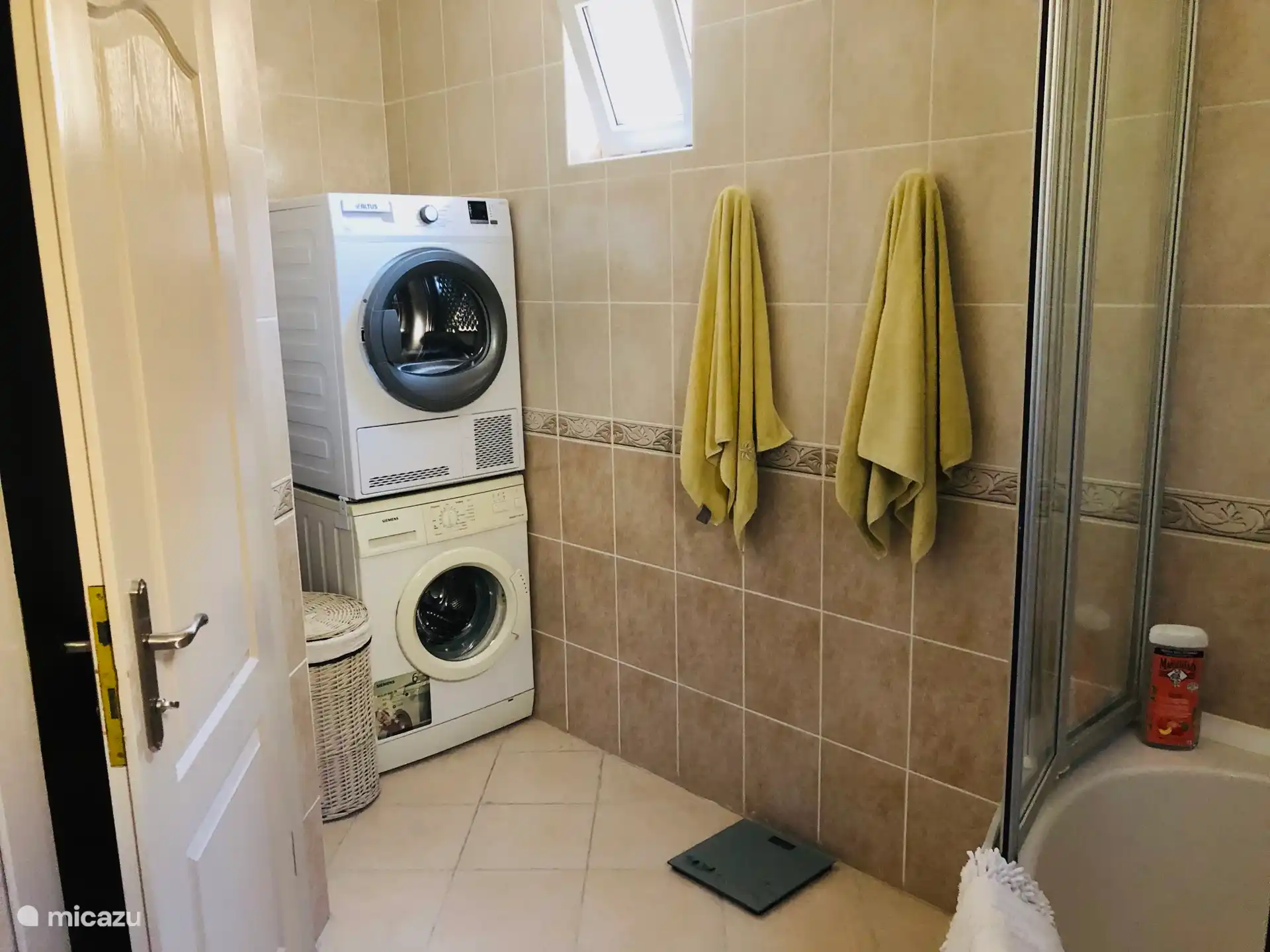 Die Waschmaschine und der Trockner befinden sich im Hauptbadezimmer.