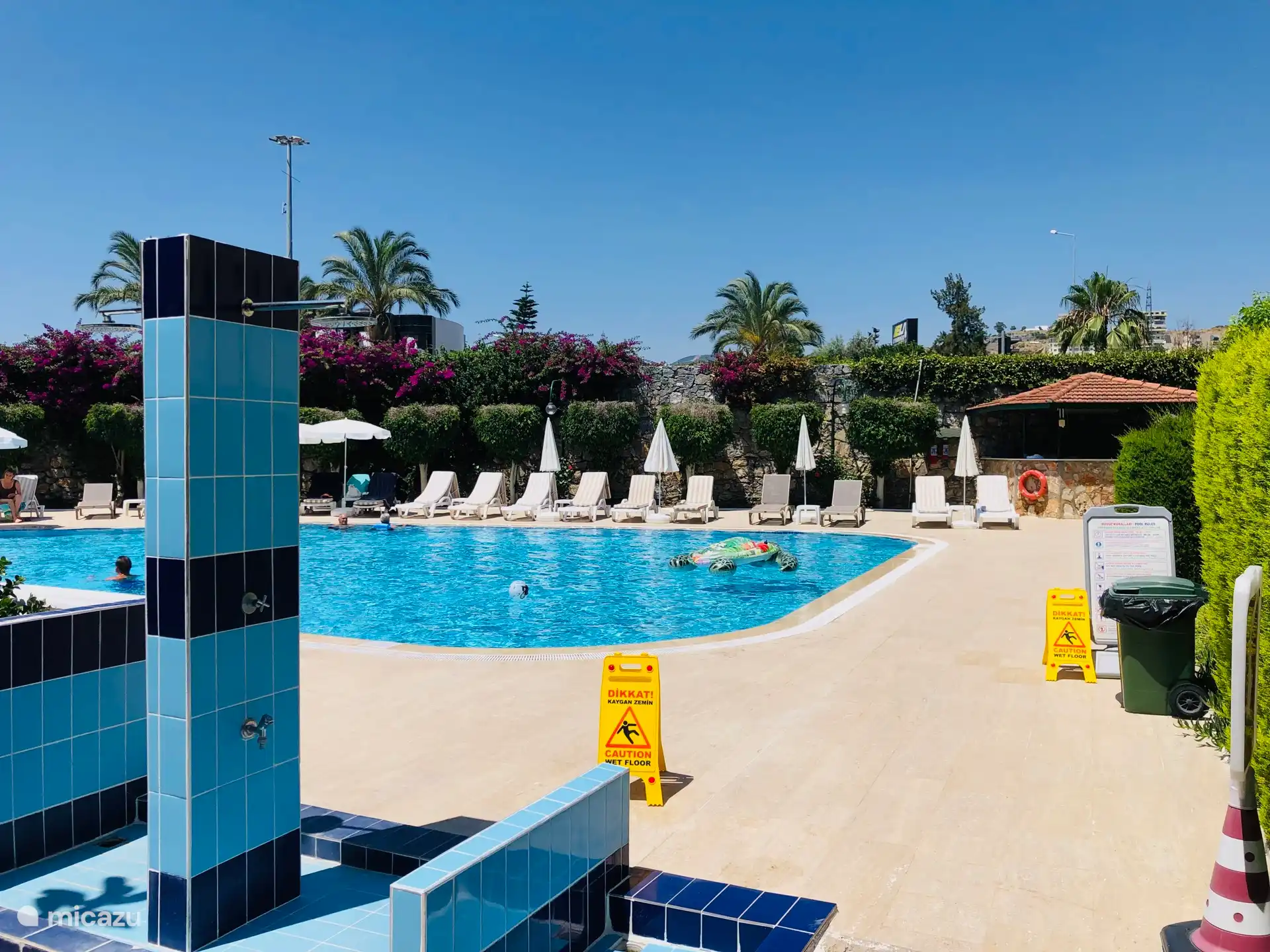 Der Eingang zum Schwimmbad.