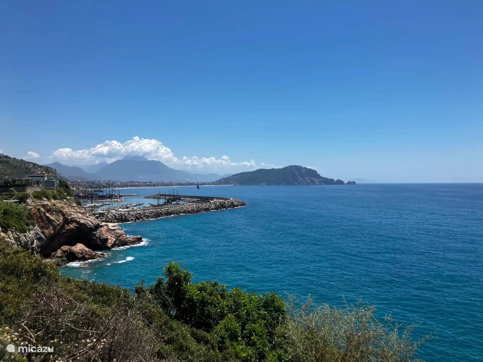 From Konakli to Alanya you can choose the Dolmus (every 10 minutes for 1.5 euros), the taxi or the rental car. But also doable on foot for the sports enthusiasts.  