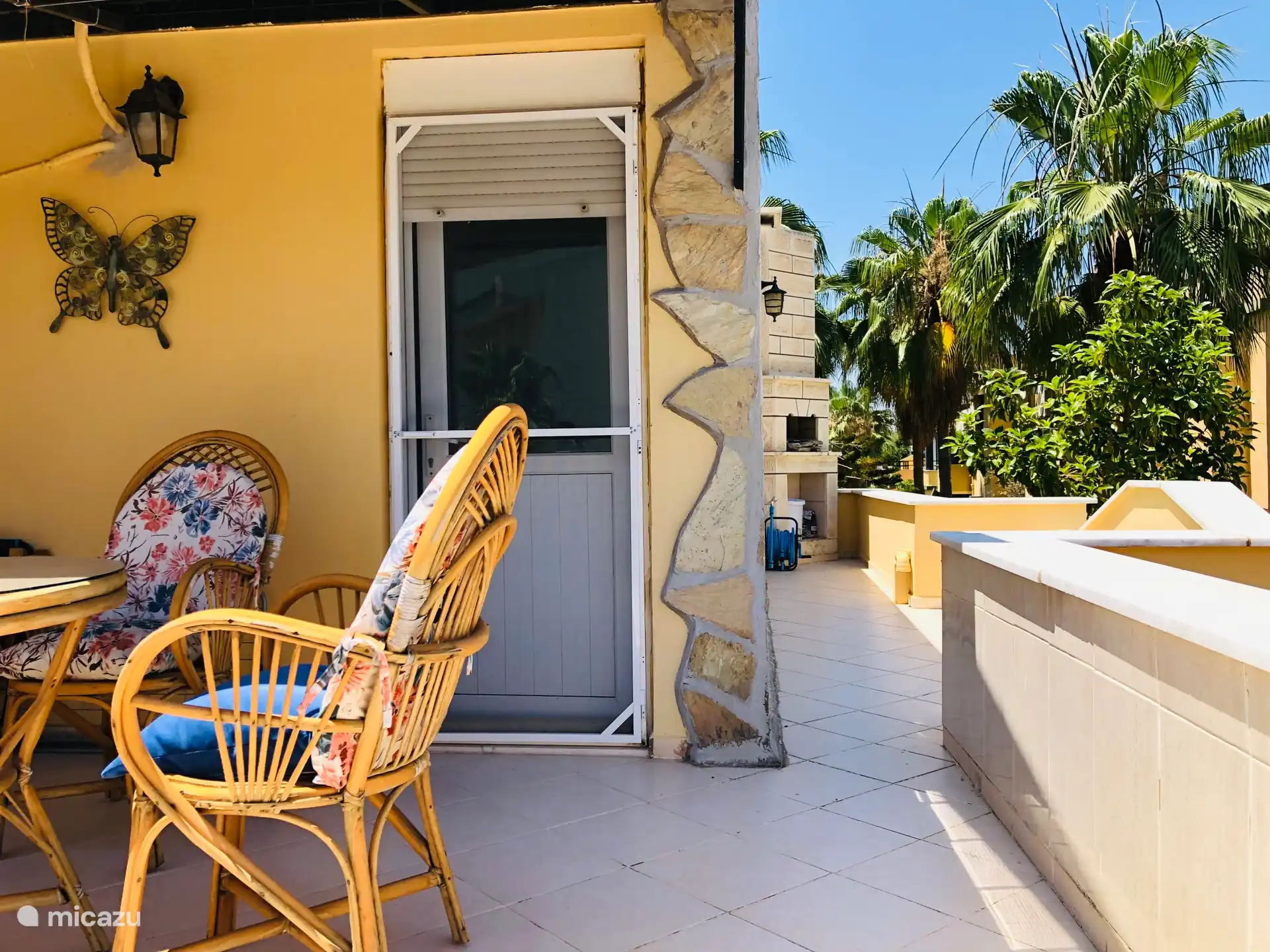 Die gesamte Dachterrasse mit BBQ.