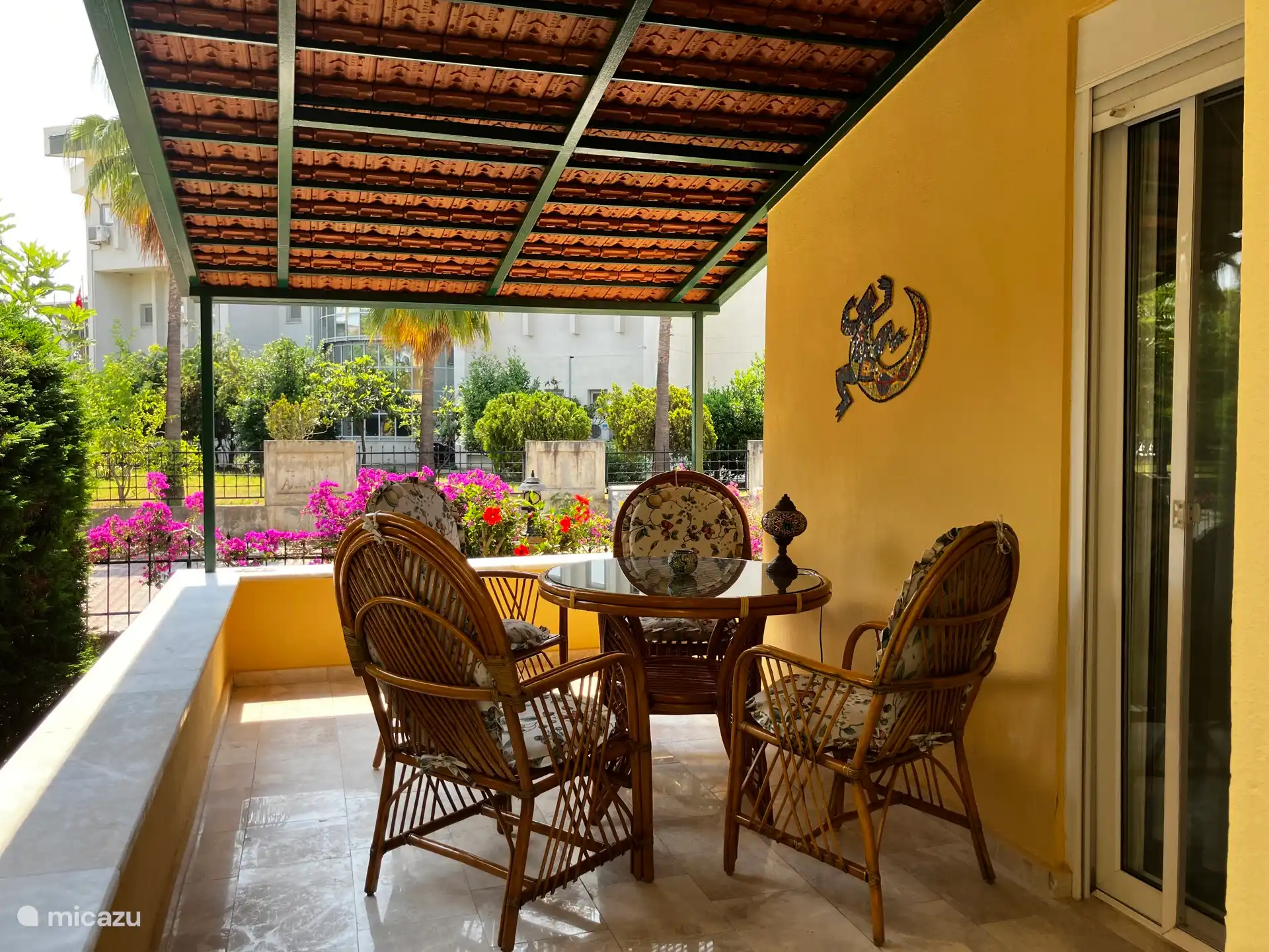 The last and most used terrace is on the ground floor. Directly adjacent to the living room.