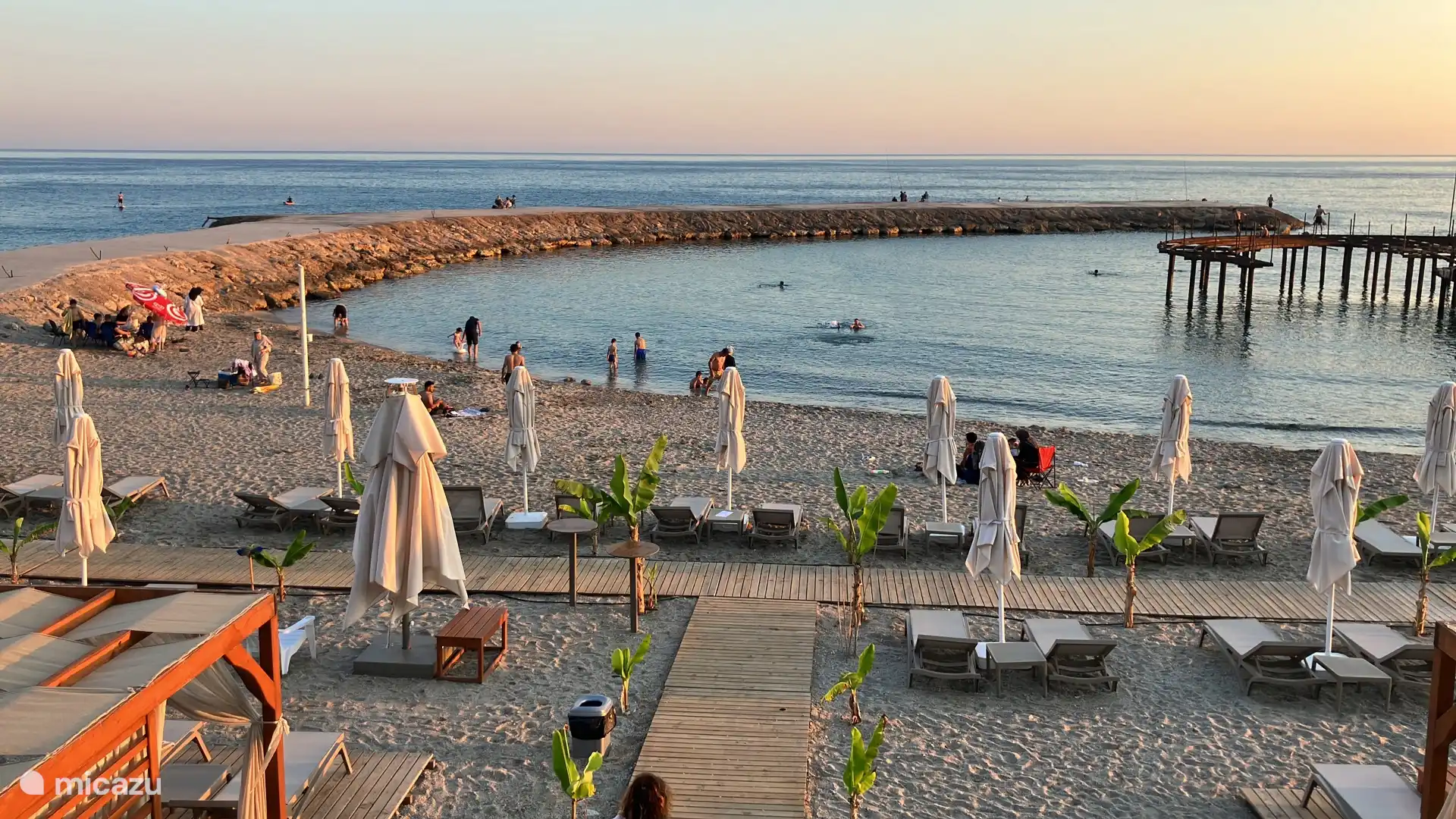 The most beautiful and freely accessible part of the beach is a 20-minute walk from the beach. Here beach club FUGA. Plenty of parking space.