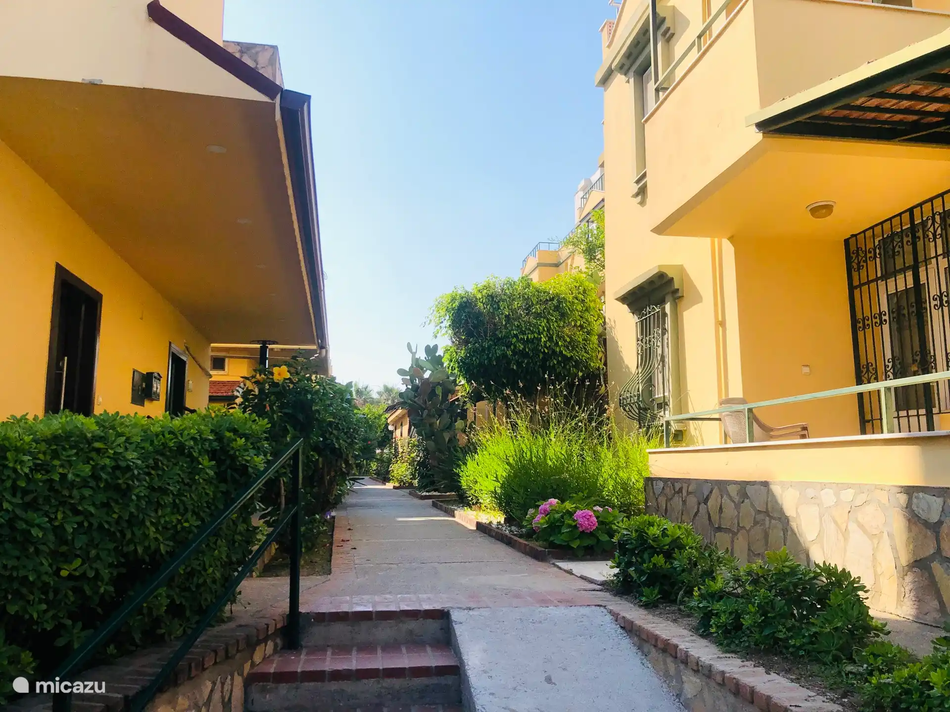 Der Weg hinter dem Eingangstor. Unsere Villa erreichen Sie an der ersten Ausfahrt auf der rechten Seite.