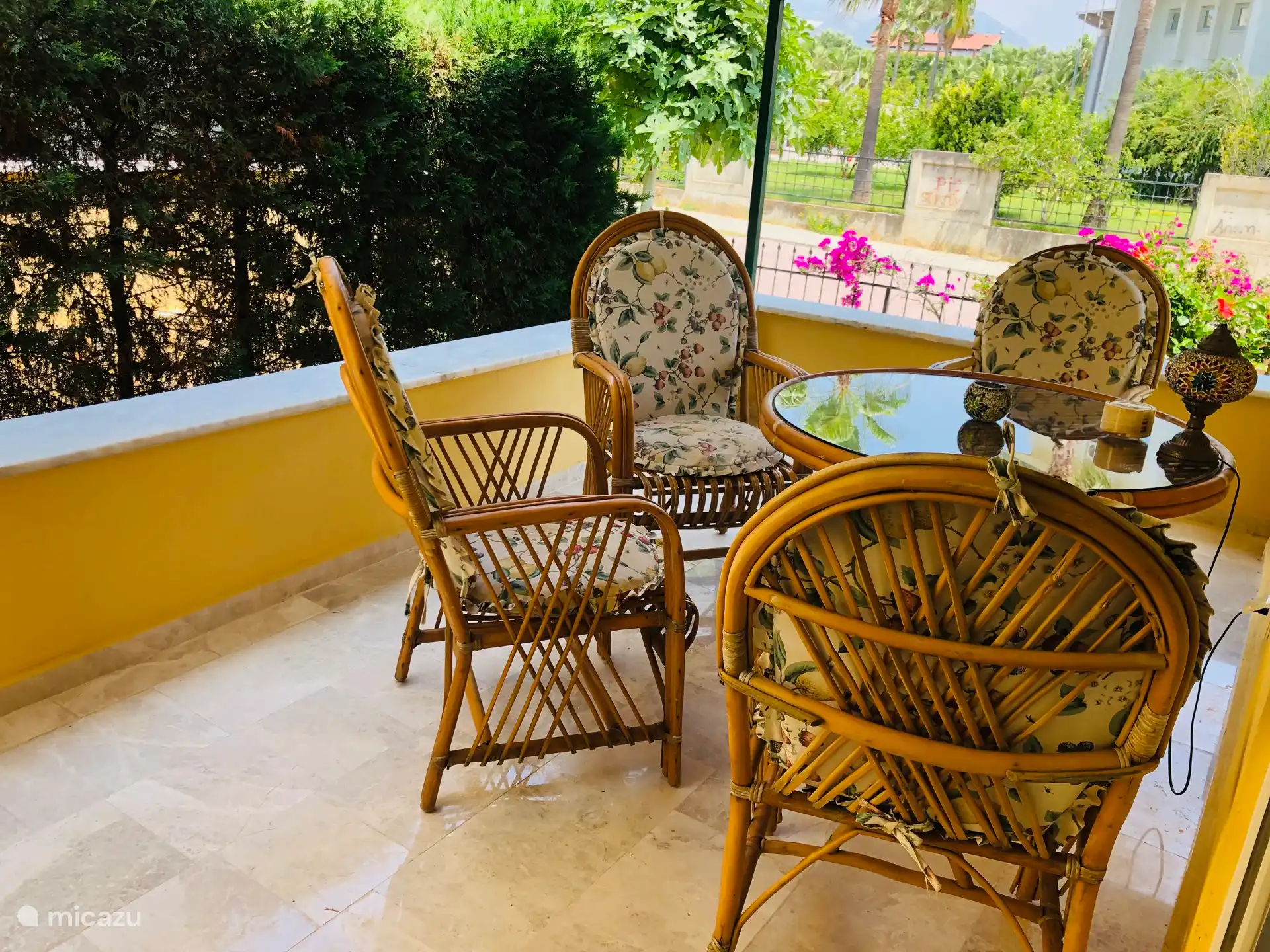 Die Terrasse im Erdgeschoss mit gemütlicher Sitzecke mit Blick auf den Kulturpark mit schönem Garten.