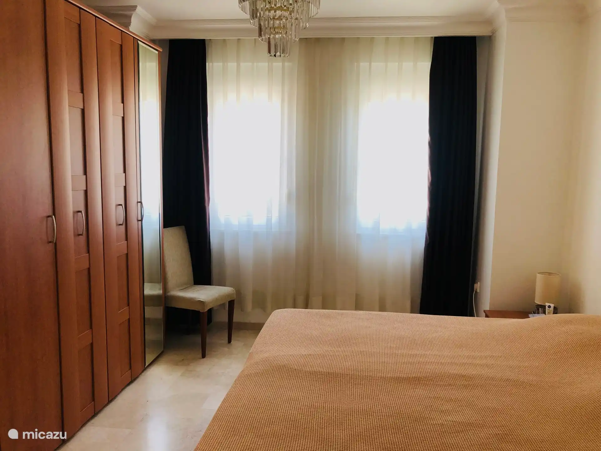 Das Hauptschlafzimmer mit zwei Einzelbetten.