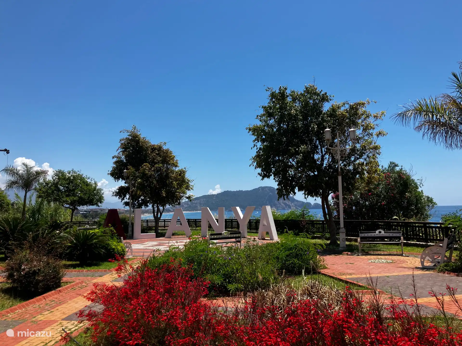 Upon entering Alanya a more than 10 km long boulevard. With endless beach bars.