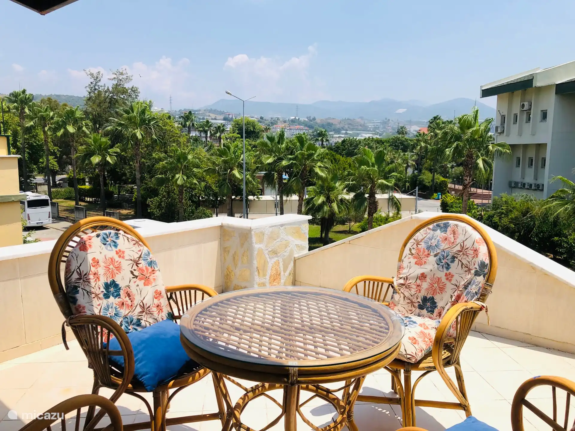 Gemütliche Sitzecke mit linkem Blick von der Dachterrasse auf das schöne, grüne Hinterland von Analya.