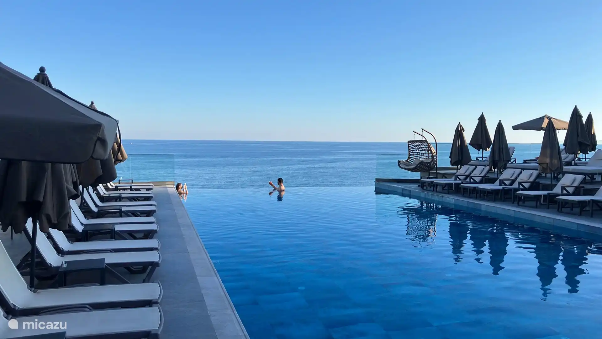 Here also an infinity pool with bar.