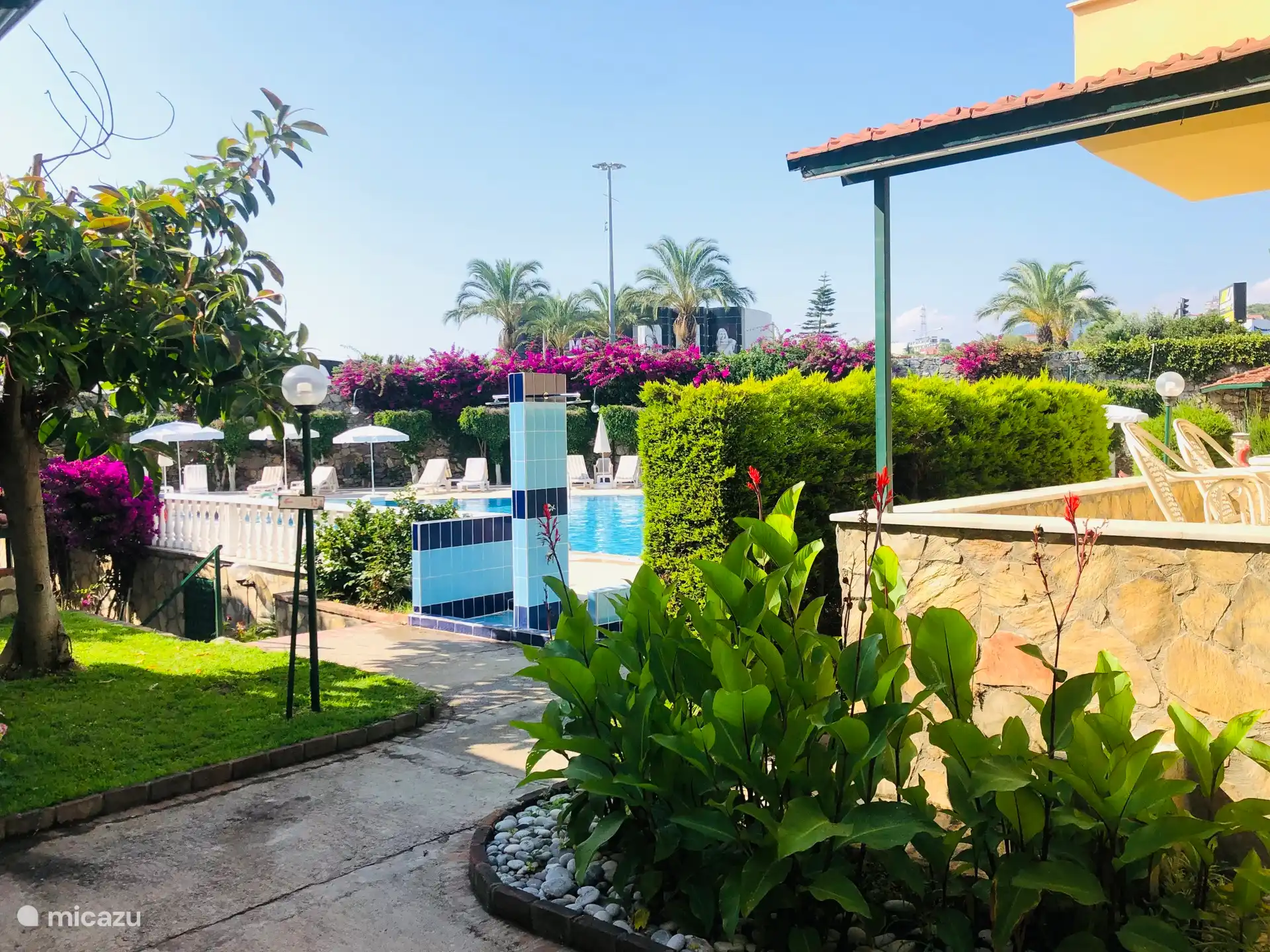 Die Straße zum Schwimmbad.