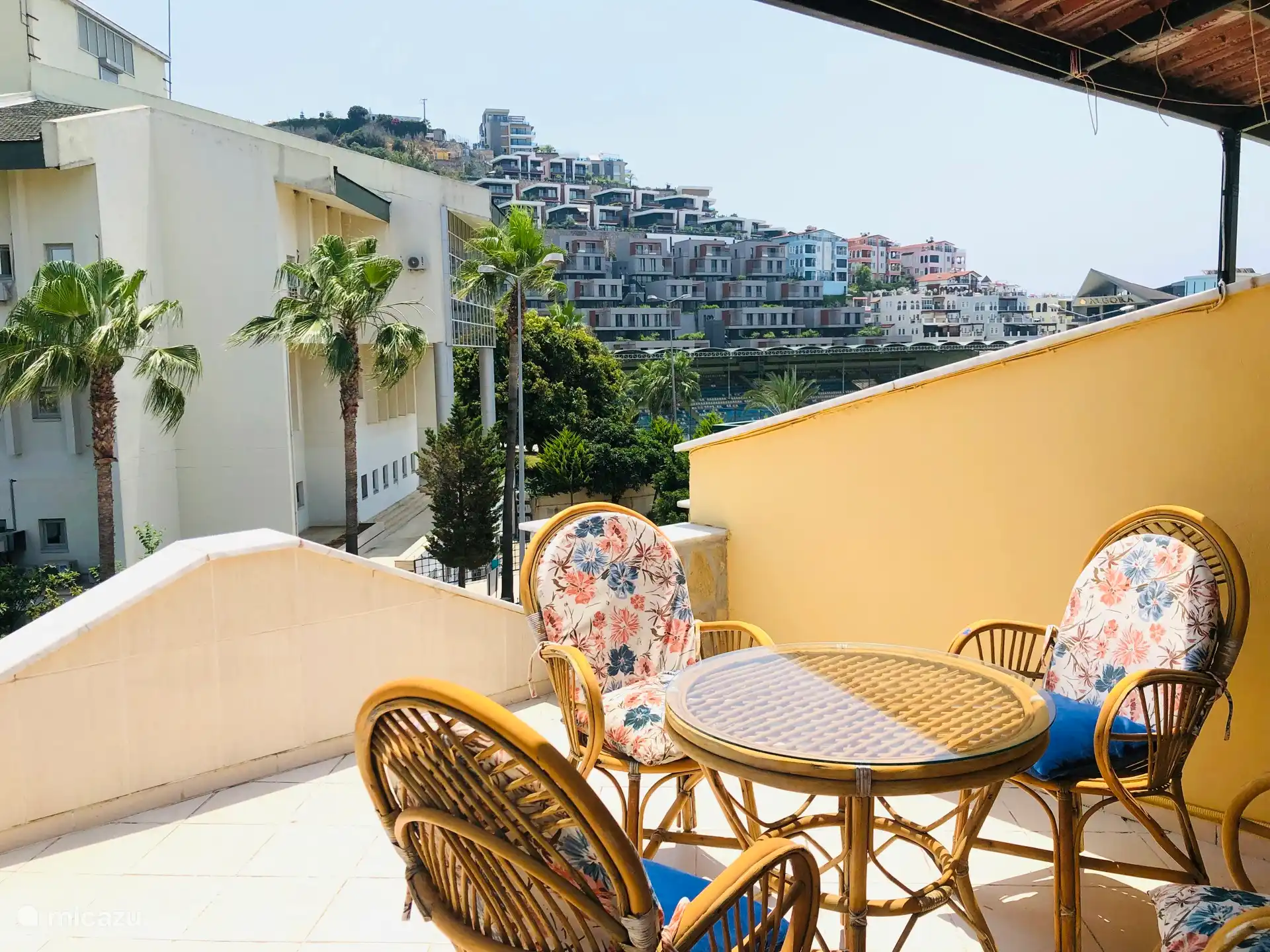 Blick auf den Kulturpark und den gegenüberliegenden Hügel.