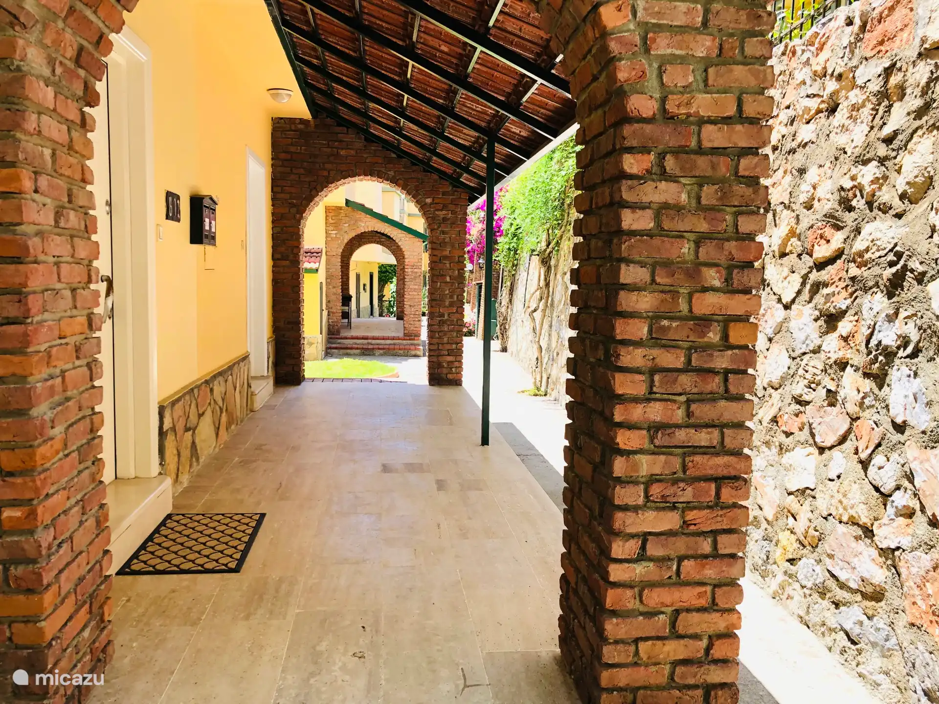 Die Haustür und der Zugangsweg in die andere Richtung gesehen.