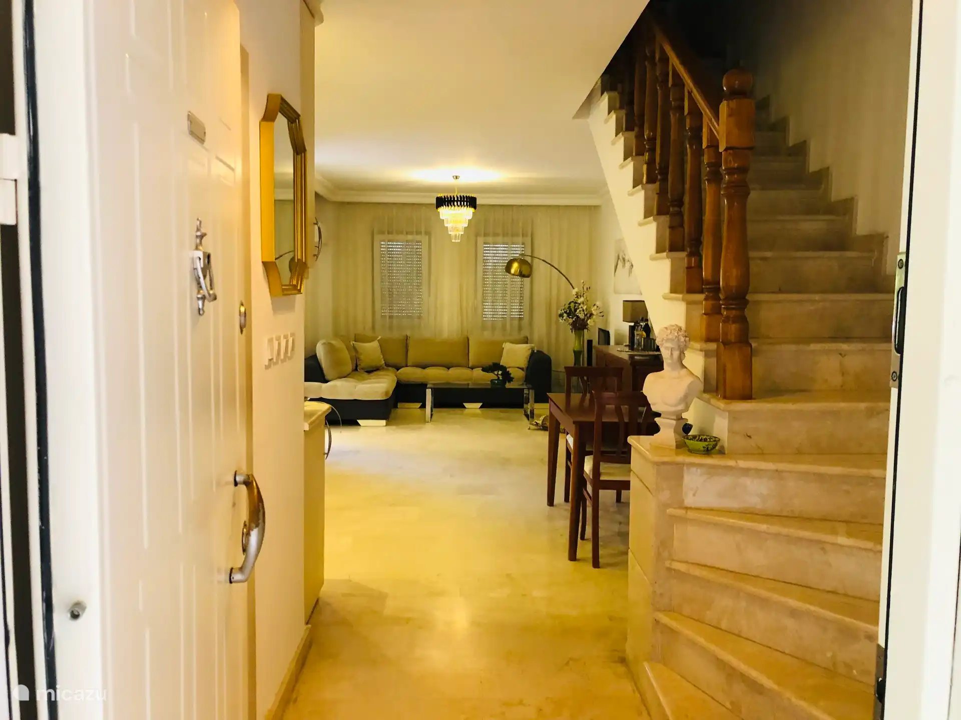 Beim Betreten... Links das kleine Badezimmer mit Dusche, WC und Waschbecken. Rechts die Treppe in den ersten Stock. 