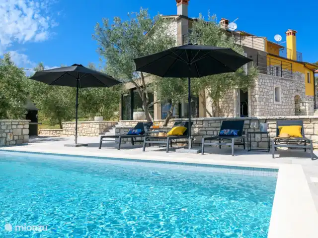 Casa Anónima en Croacia, Istria, Labin - villa Hamacas y sombrillas