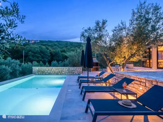 Casa Anónima en Croacia, Istria, Labin - villa piscina