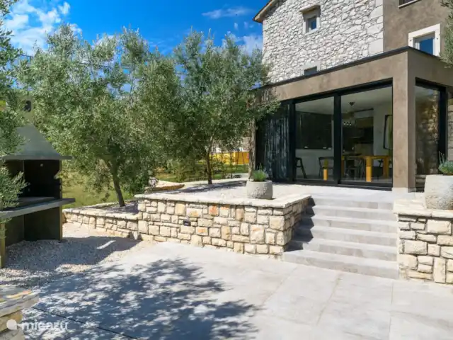 Casa Anónima en Croacia, Istria, Labin - villa terraza