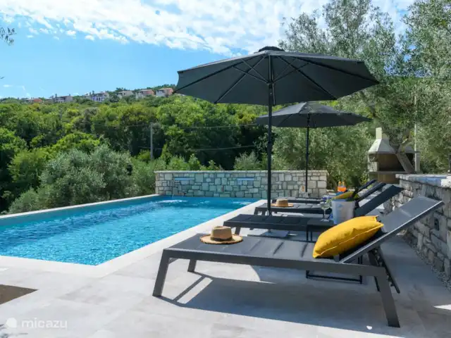 Casa Anónima en Croacia, Istria, Labin - villa tumbonas junto a la piscina