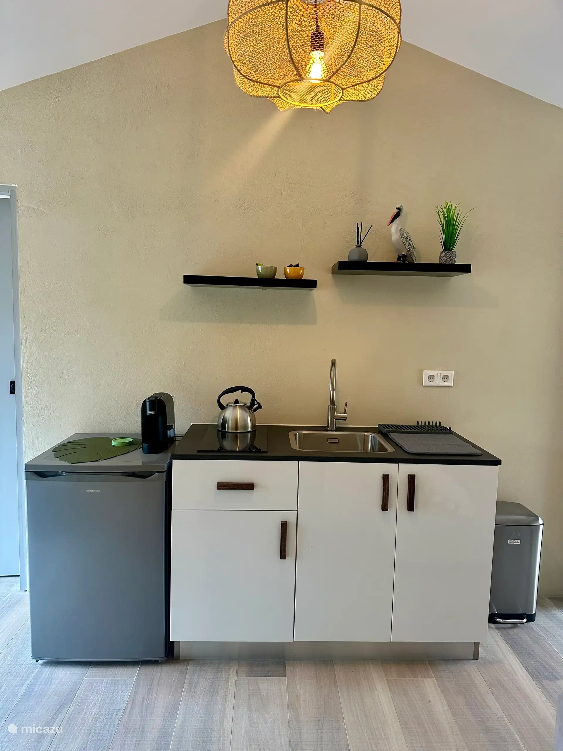 La kitchenette est équipée d’une plaque de cuisson électrique, ce qui facilite la préparation de vos propres repas. Bien sûr, du café, du thé, un réfrigérateur, des assiettes et des verres sont tous fournis tout ce dont vous avez besoin pour