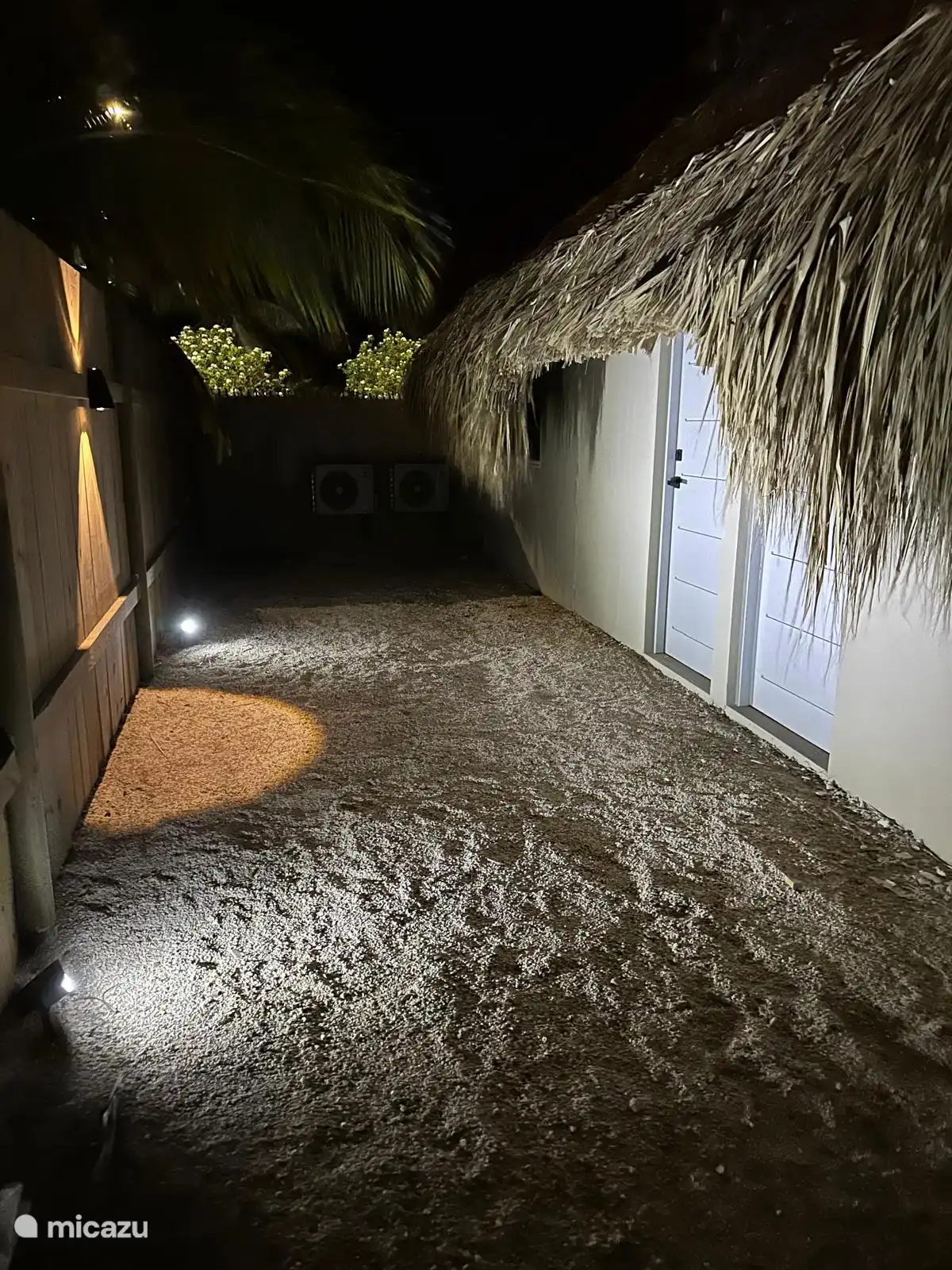 Le soir, l’éclairage crée un chemin sûr et accueillant vers votre logement, de sorte que vous pouvez vous rendre chez vous l’esprit tranquille, même après la tombée de la nuit.