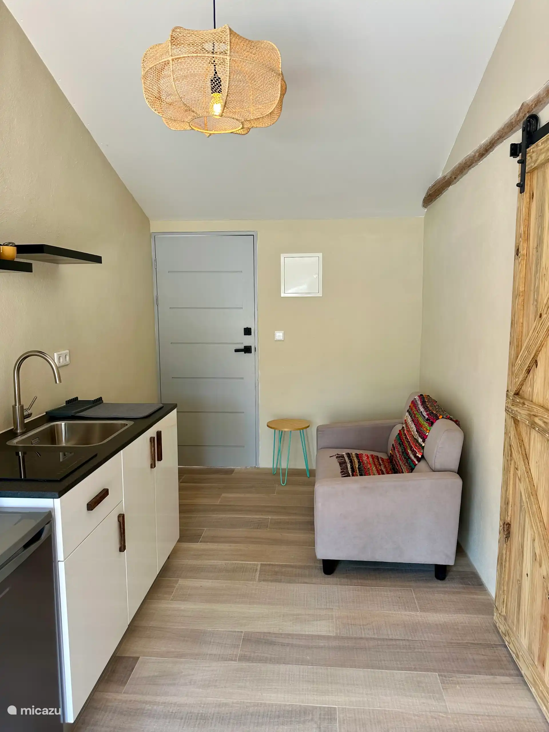 Espace de lecture et de détente à l’intérieur avec un canapé confortable