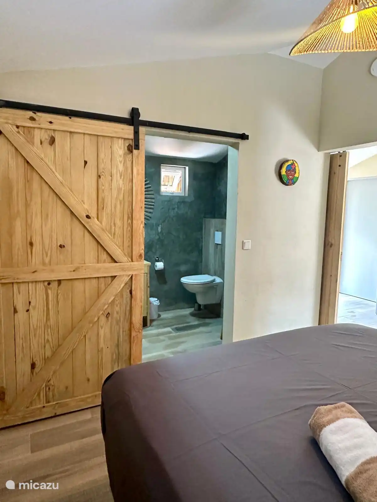 Dans cette chambre douillette, vous pouvez choisir entre un lit double confortable ou deux lits simples, ce qui garantit une nuit de sommeil agréable à tous.