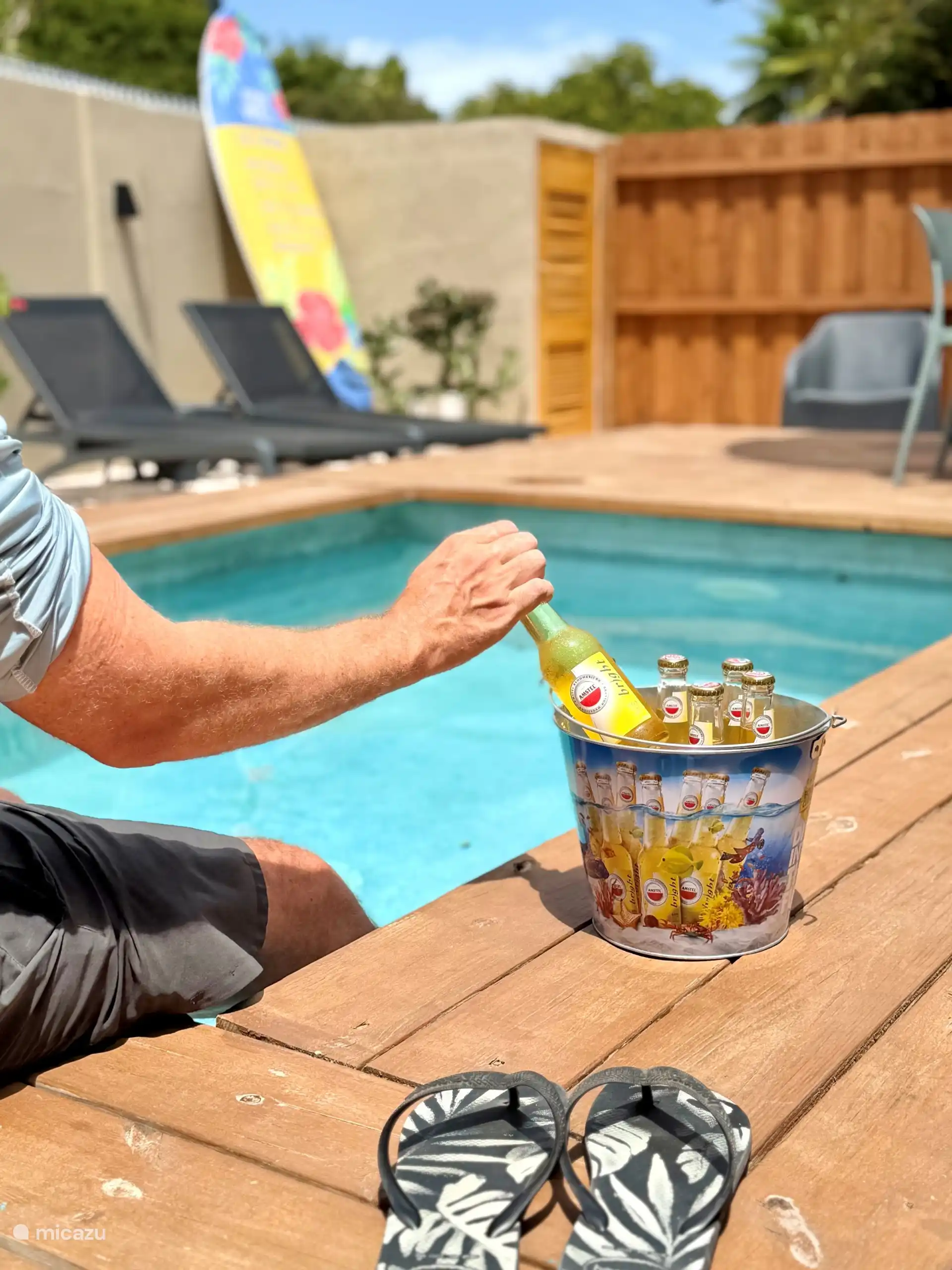Na een dag Curaçao verkennen: een koud biertje, je voeten in het water en pure goede vibes.