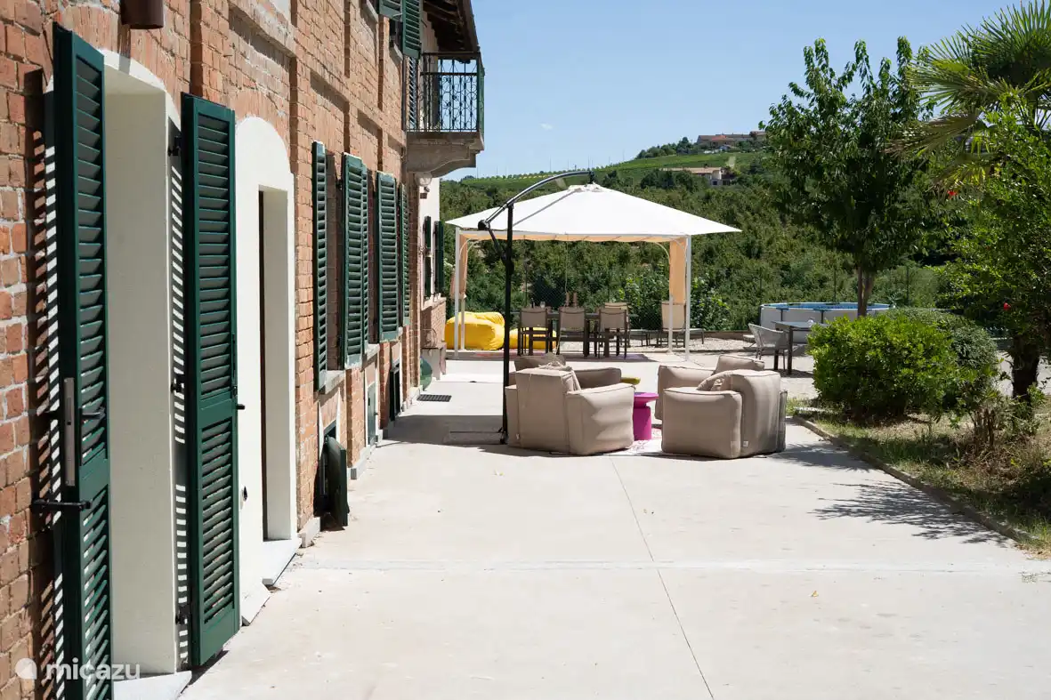 Der Hofgarten mit bebautem Swimmingpool und das andere Ferienhaus Suite Erbaluce. Dazwischen? Dort leben wir. 