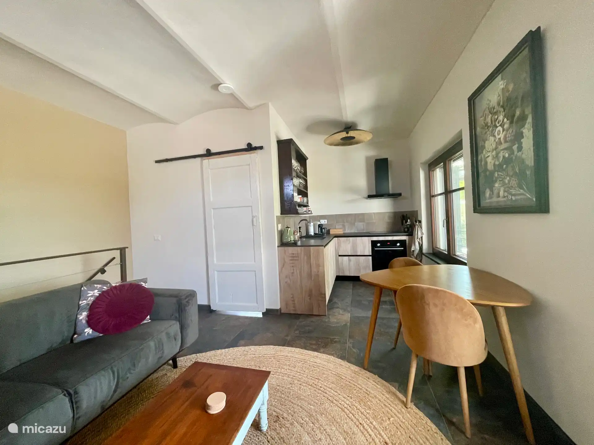 Wohnzimmer mit offener Küche