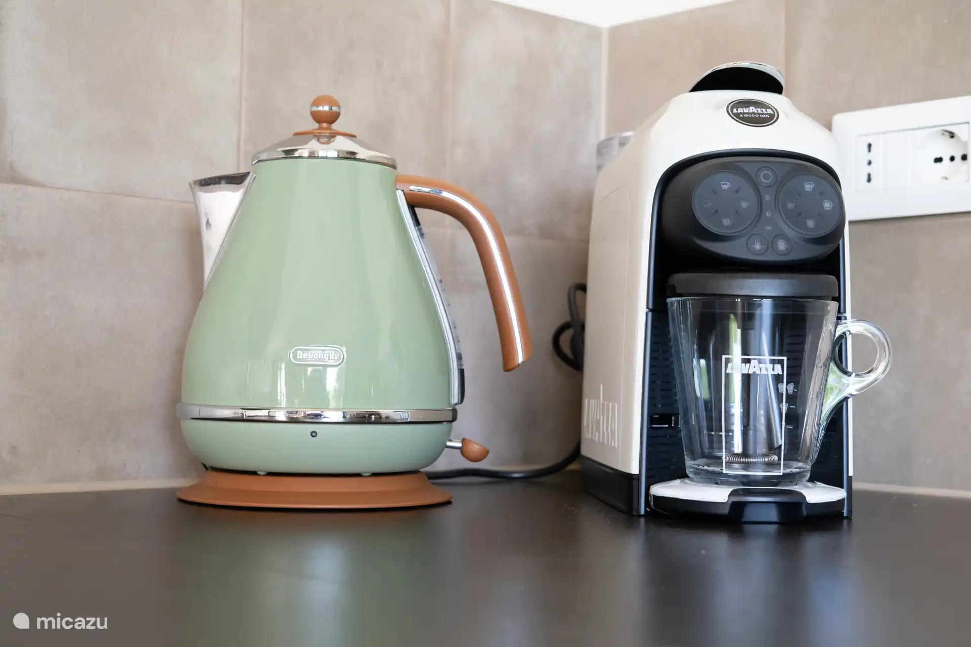 Machen Sie sich einen schönen Espresso oder Cappuccino. Oder bereiten Sie sich eine Tasse Tee zu. 