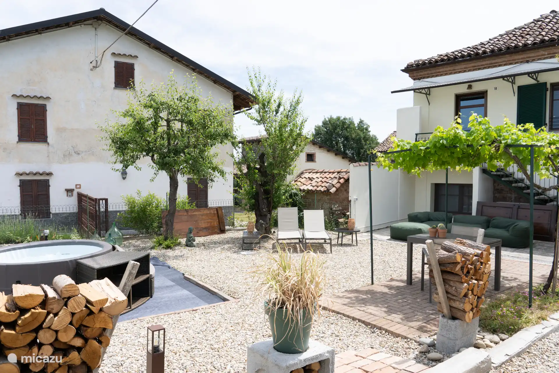Sfeervolle tuin met meubilair, jacuzzi en balkon. Voor jou alleen. Ultieme privacy. 
