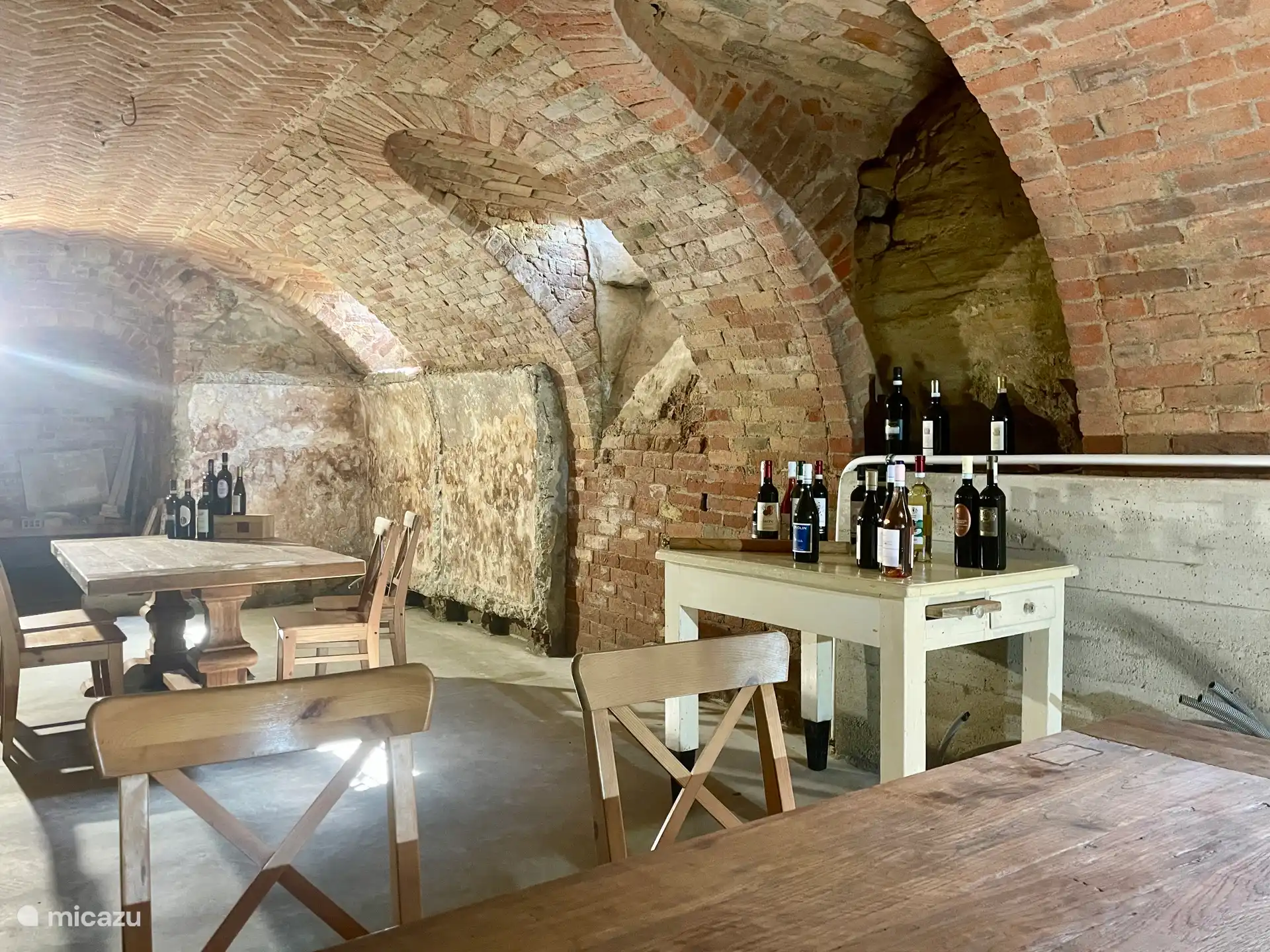 Der Weinkeller von Casa di Mia Zia Bed & Wine. Ein wunderbar cooler Raum, in dem Sie die schönsten Weine italienischer Weingüter probieren können 