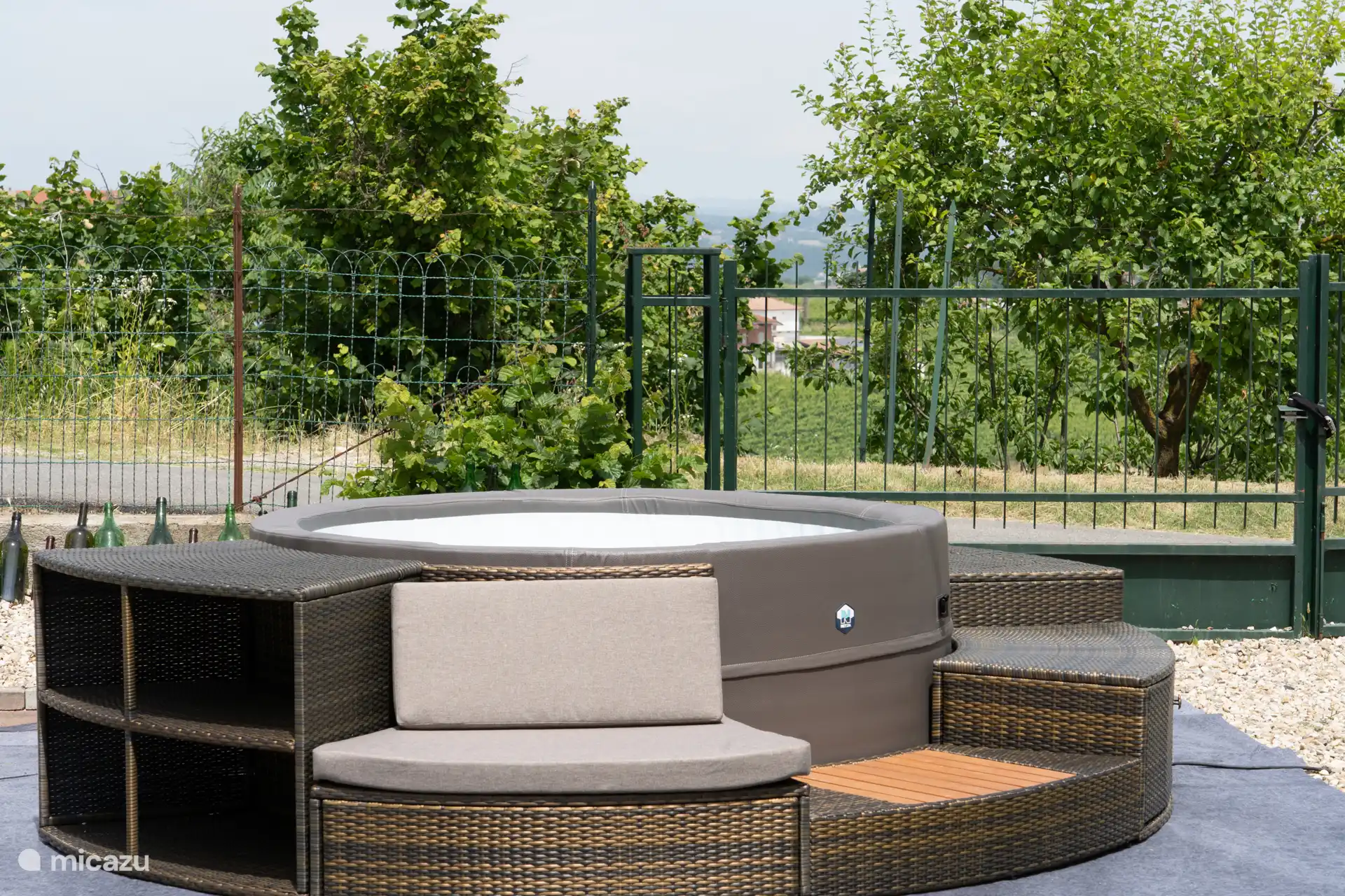 Heerlijk afkoelen in de zomer. In de koudere maanden verwarm. Een luxe bubbelbad met schitterend uitzicht. 