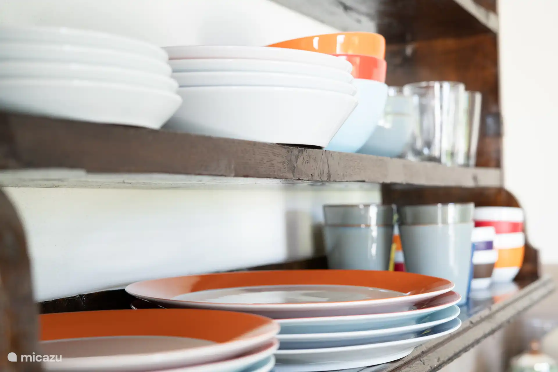 Fröhlich buntes Geschirr und passende Weingläser für Rot, Weiß und eine Blase. 