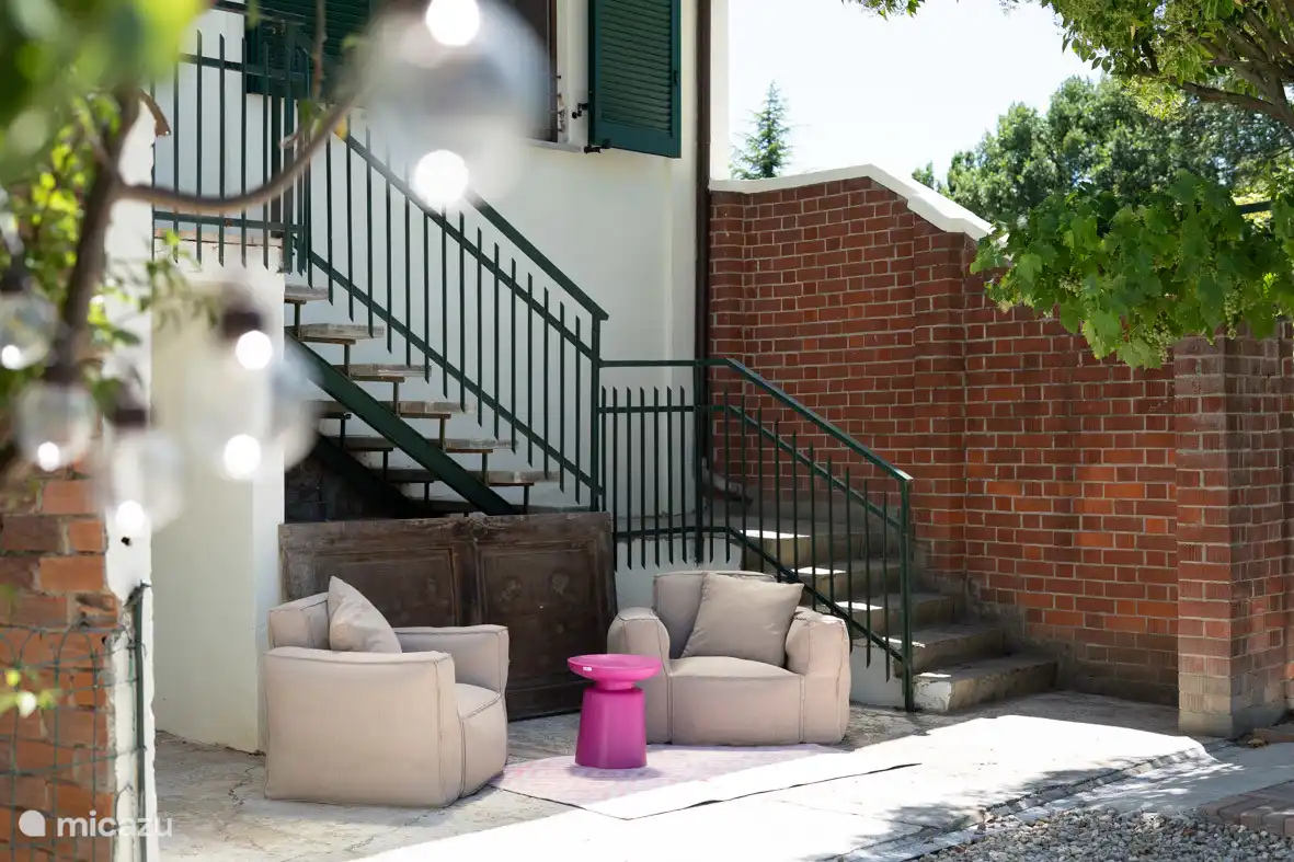 Über die Außentreppe gelangt man in das Wohnzimmer mit Küchenecke. 