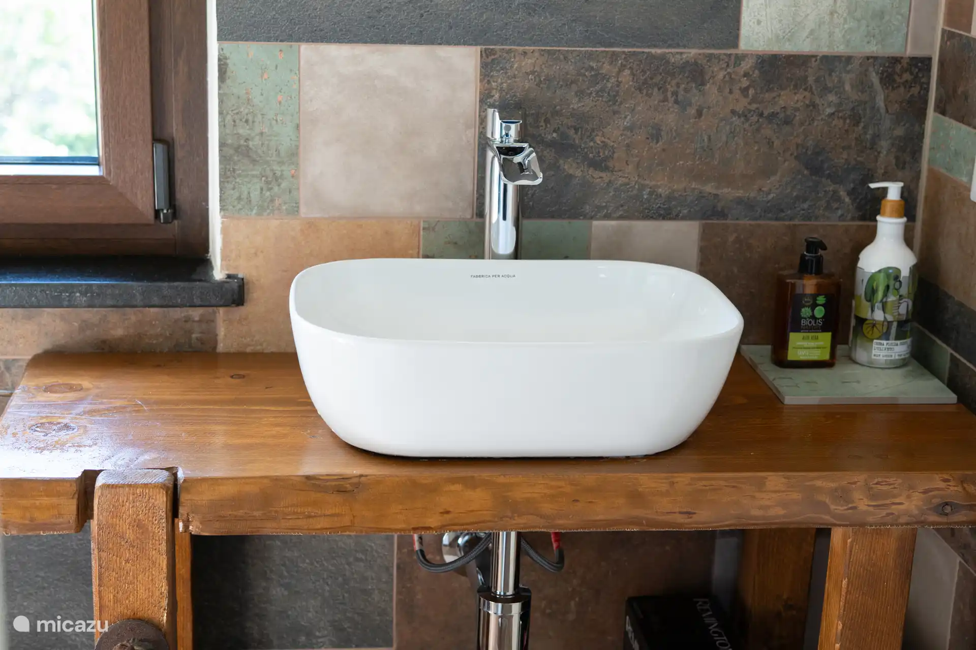 das Badezimmer. Ein Wellnessbereich für einen Moment für sich selbst. 