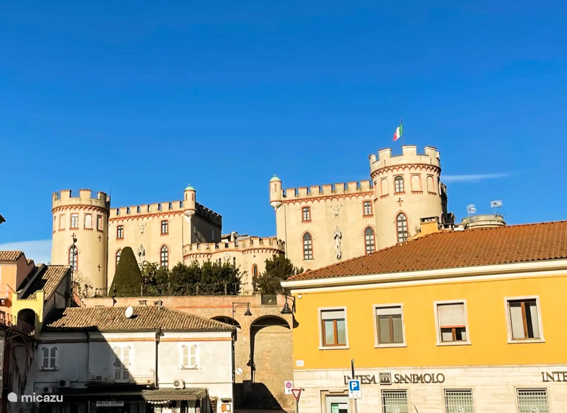 Costigliole d'Asti. Authentisches Weindorf (Barbera) mit einer robusten Burg.  Attraktives Zentrum mit drei Supermärkten, Bars, Restaurants, Bäckereien, Banken, Post, Ladestationen für Elektroautos usw. 