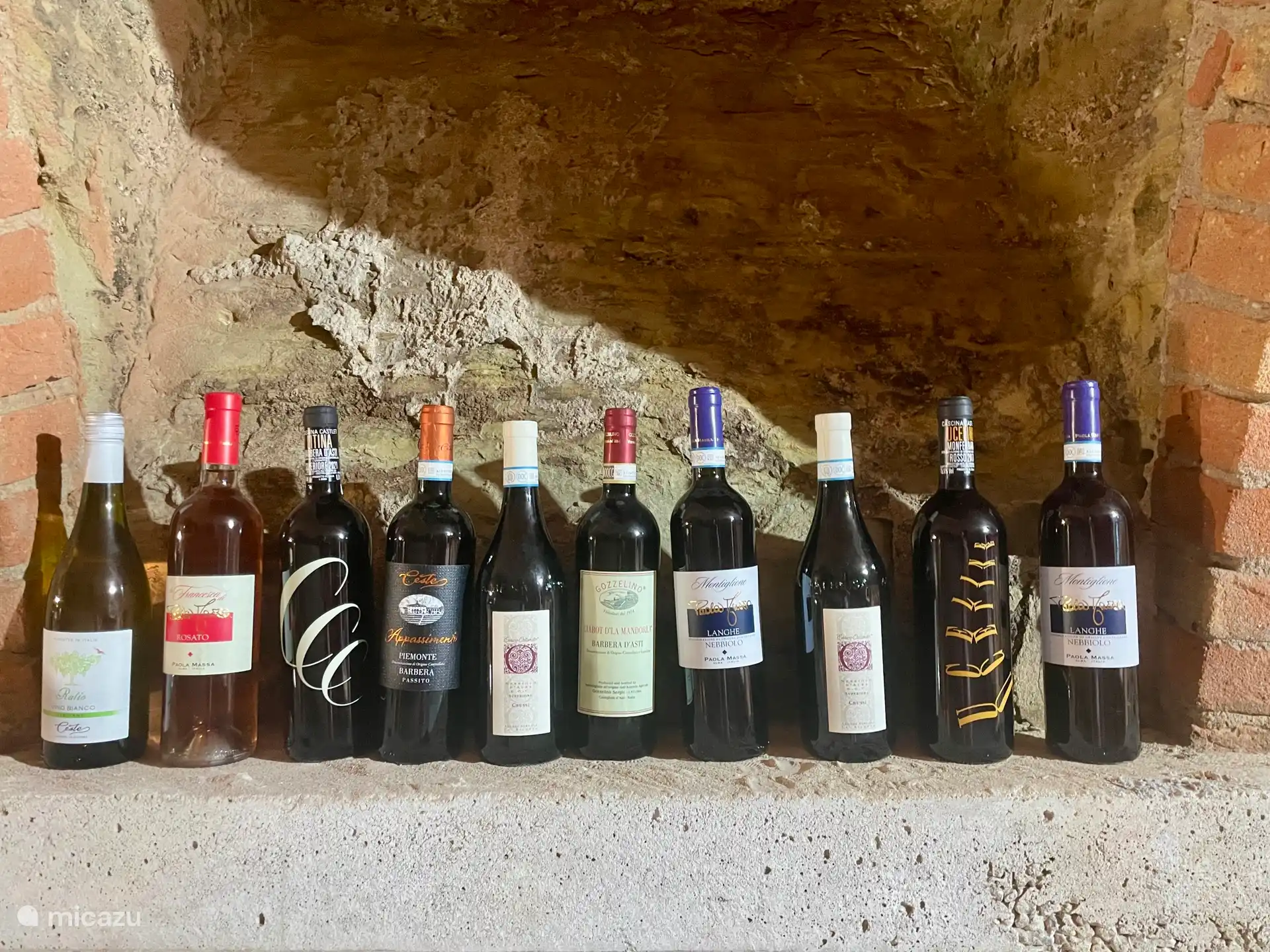 Wir haben eine Sammlung von Weinen von Winzern aus dem Piemont. Jedes einzelne von ihnen ist ein Juwel. Für Ihren Urlaub oder zum Mitnehmen. 