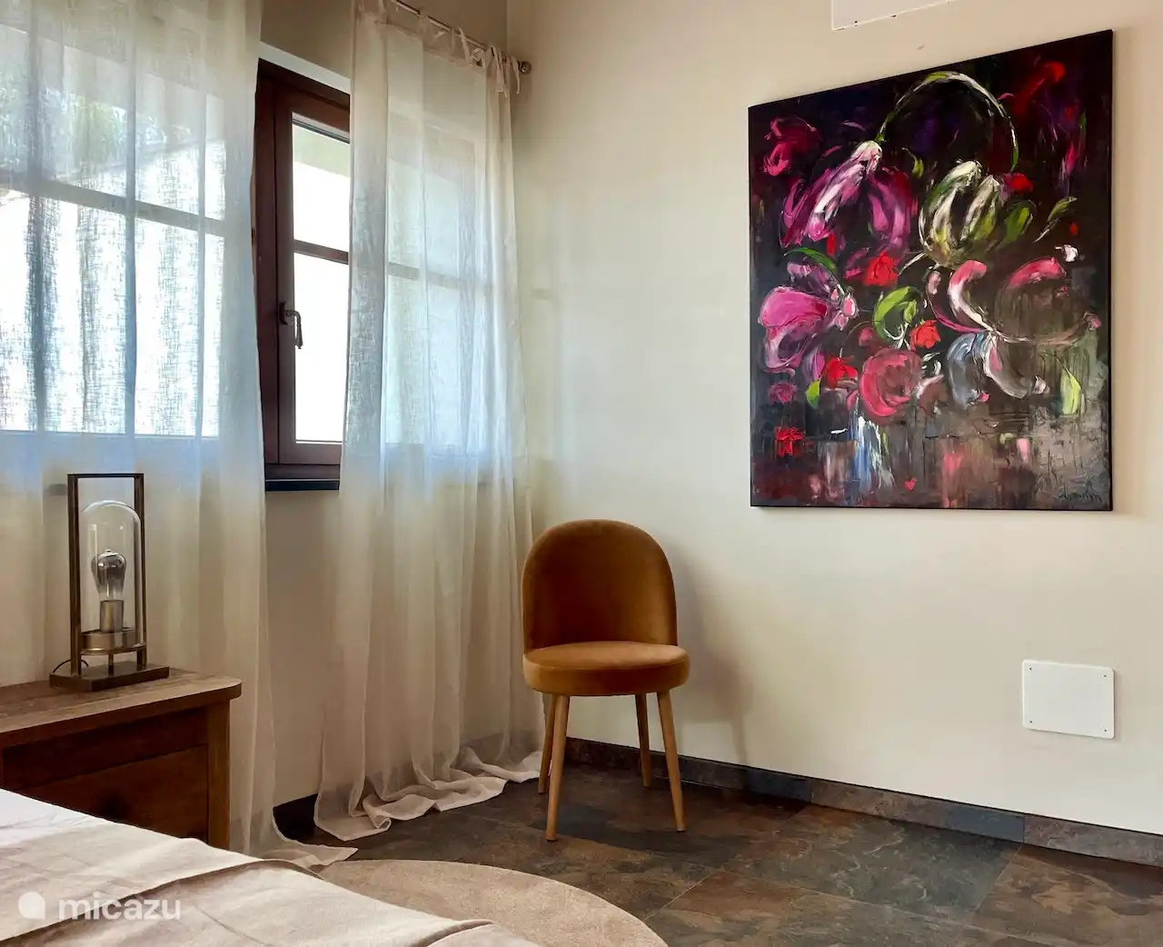 Ein gut isoliertes Schlafzimmer. Also ultra leise. Verzierte Kunst an den Wänden. Gutes Bett. 