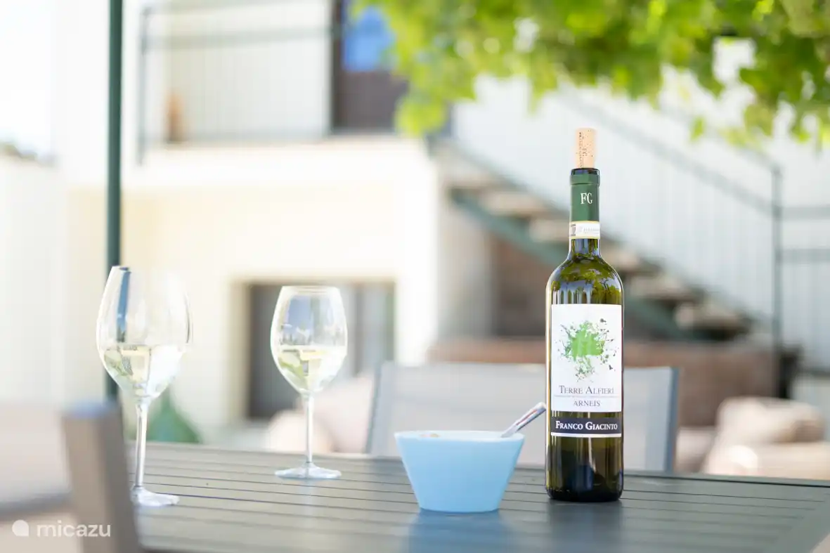 Eine Flasche Wein wartet auf Sie. Kommen Sie und entkorken Sie ihn?