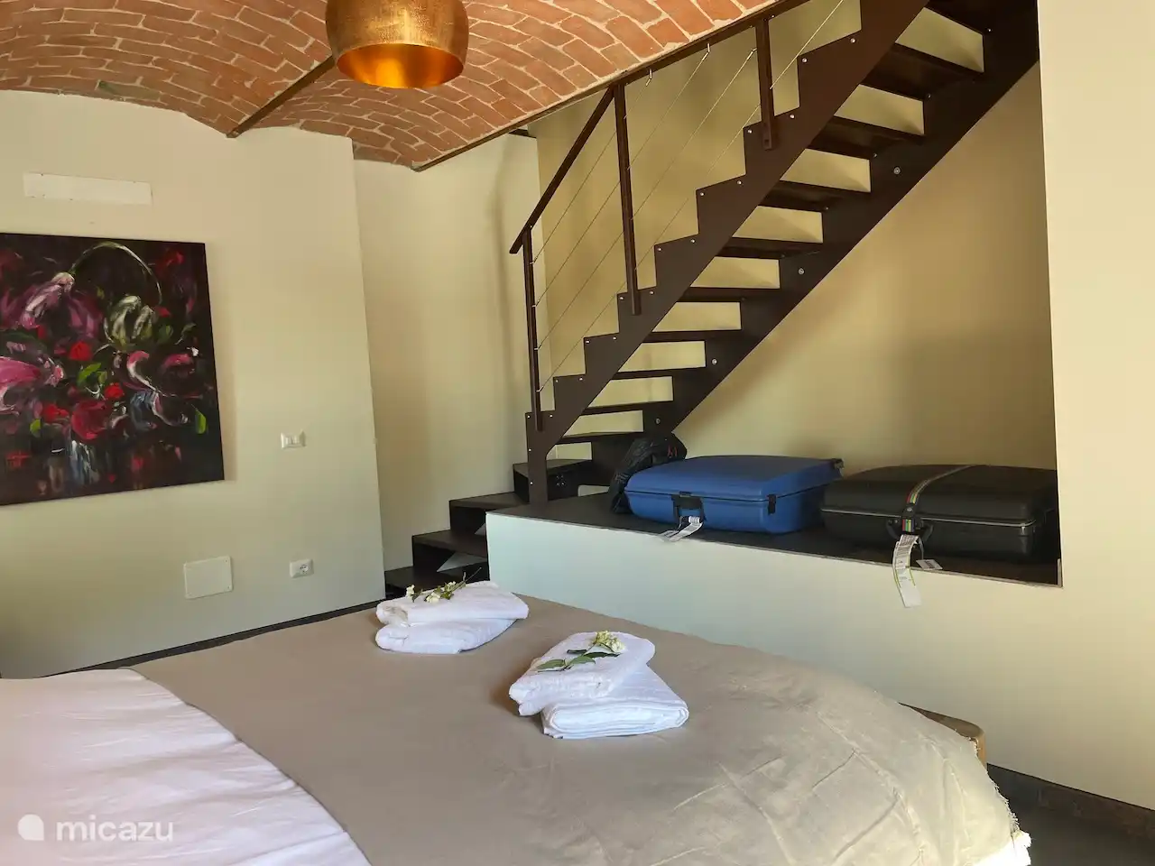 Queensize-Bett mit preisgekrönten ergonomischen Emma-Matratzen. Ein praktisches Regal für Ihre Koffer und Habseligkeiten.  