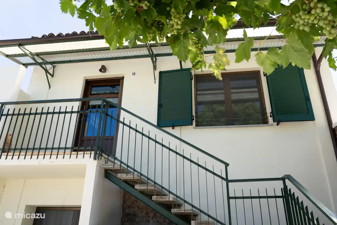 Der Eingang des Wohnzimmers und der Küche mit großem Küchenfenster. Erstaunliche Aussicht