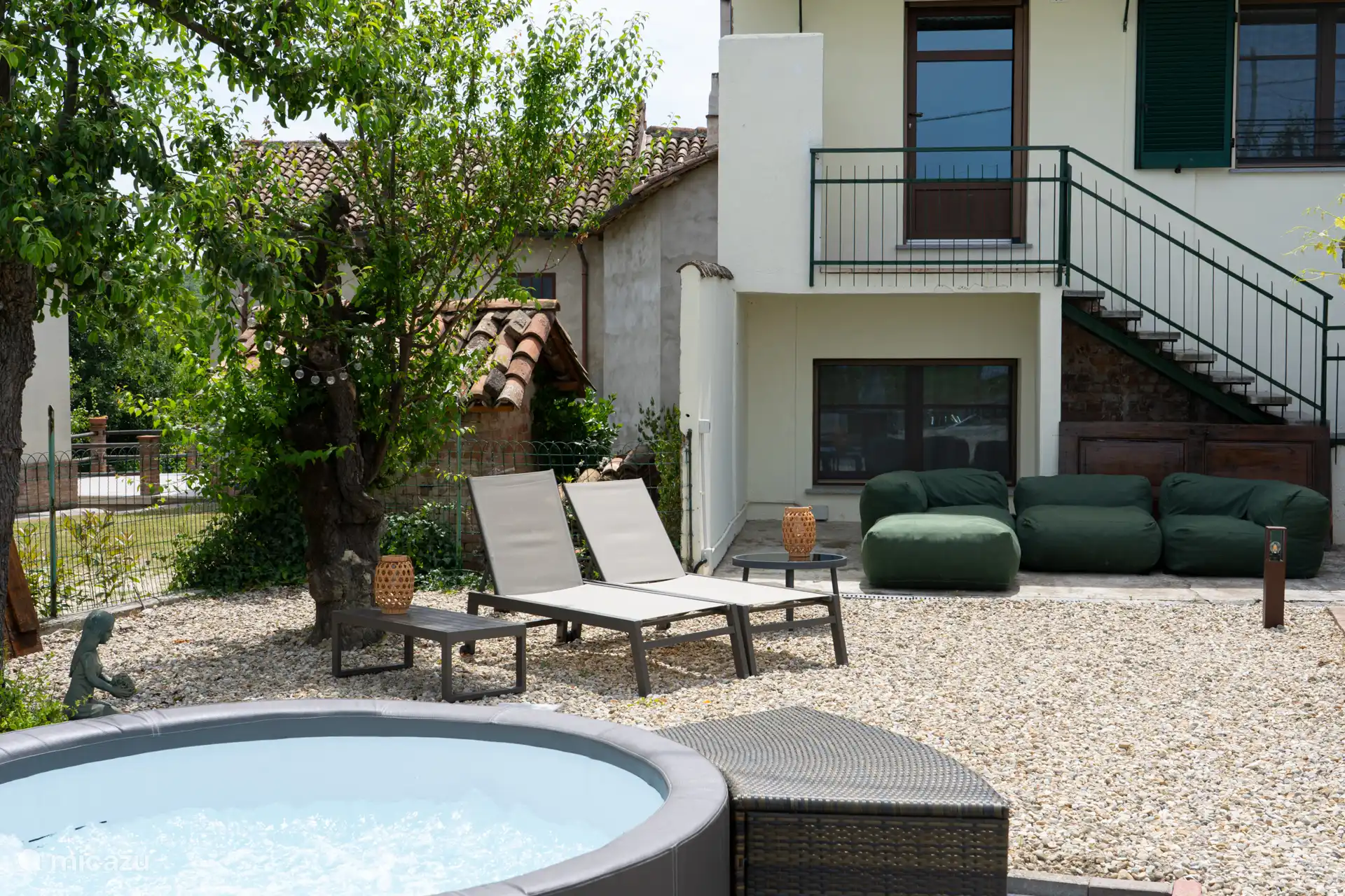 Je eigen tuin van 130 m2 met eigen jacuzzi voor jou alleen.