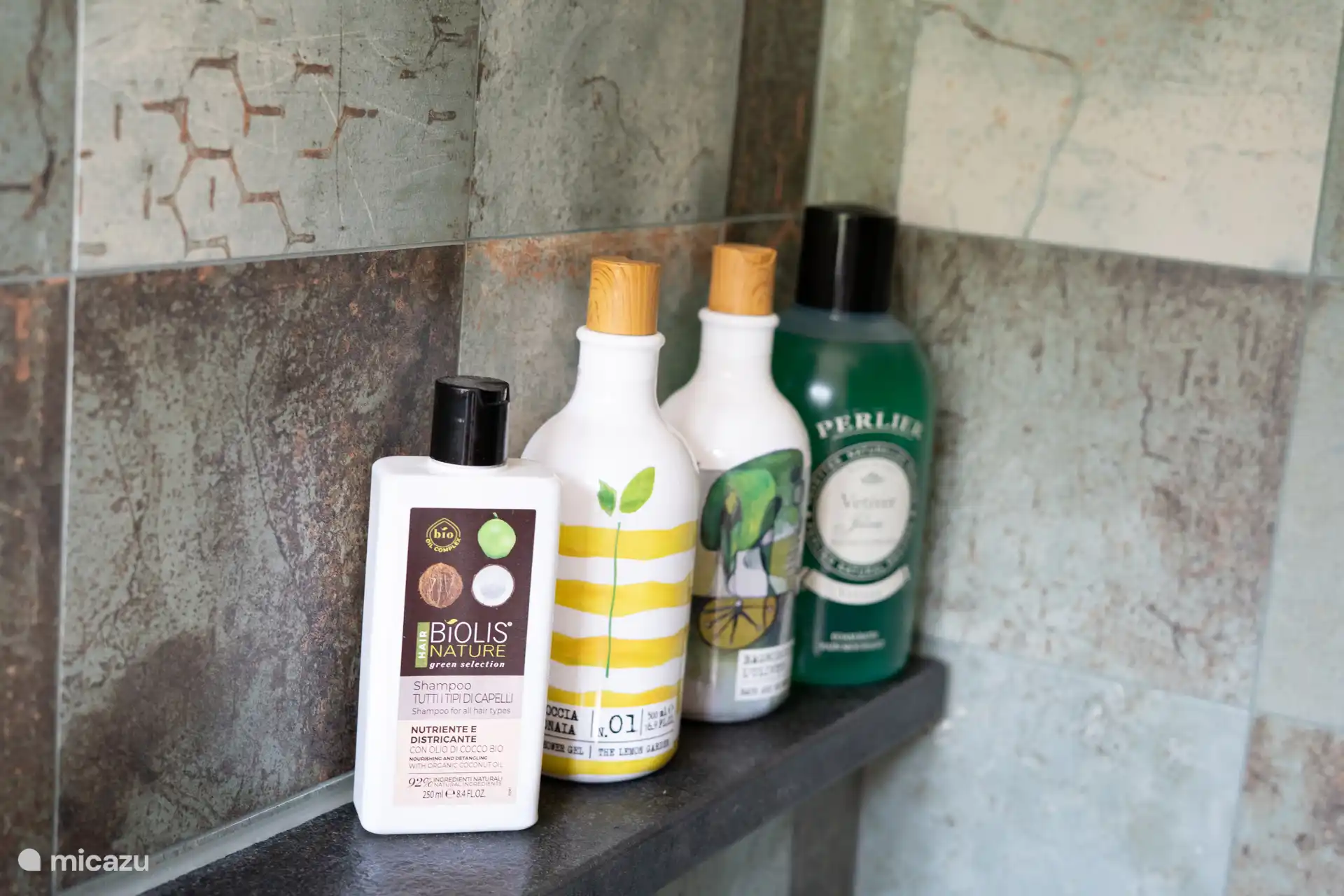 Natürliche Duschprodukte. Biologisch. Vegan. Nicht an Tieren getestet. Hautfreundlich. 