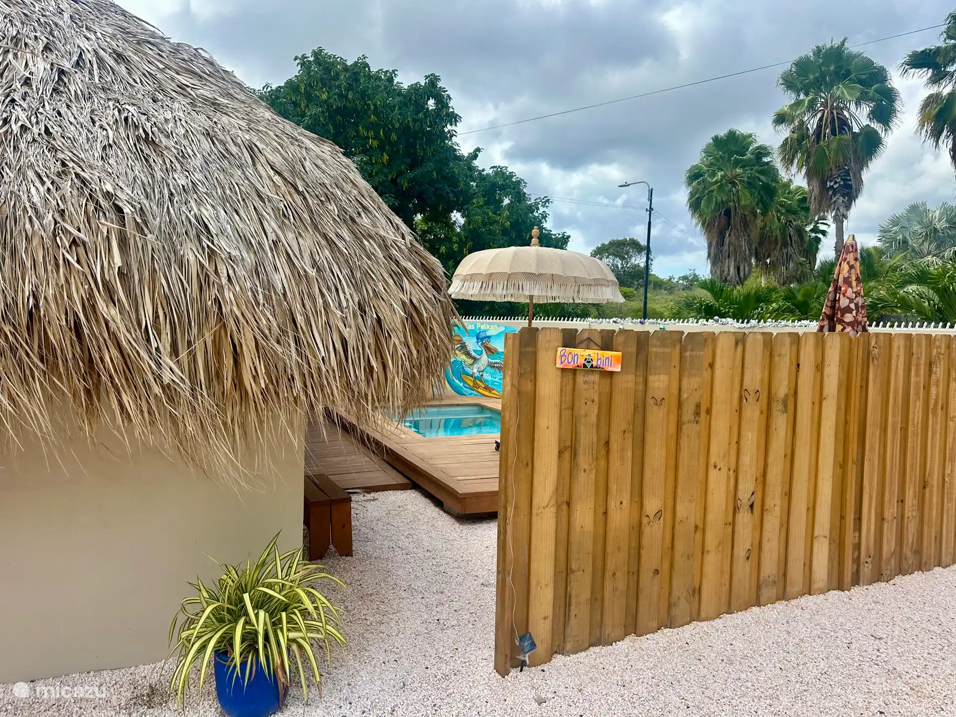 Entrez dans Kas Pelikan et laissez la vie insulaire commencer.