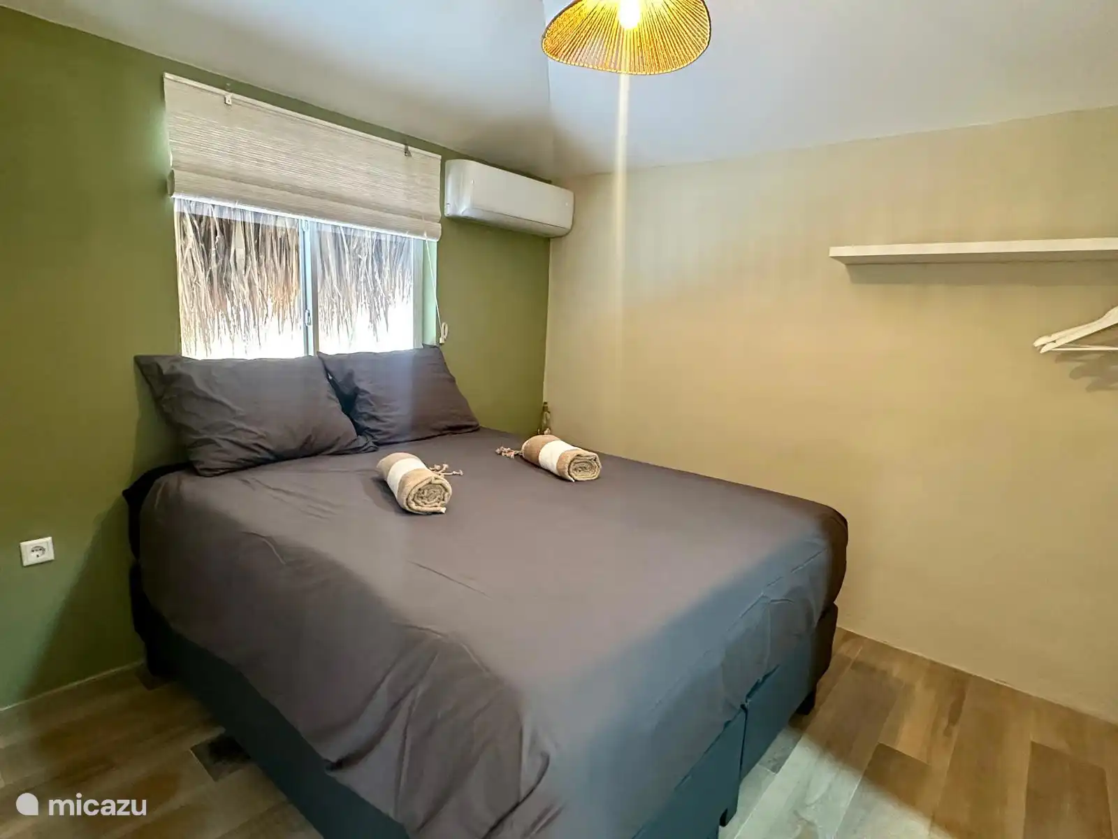 In diesem gemütlichen Schlafzimmer können Sie zwischen einem bequemen Doppelbett oder zwei Einzelbetten wählen, die für einen angenehmen Schlaf für alle sorgen.