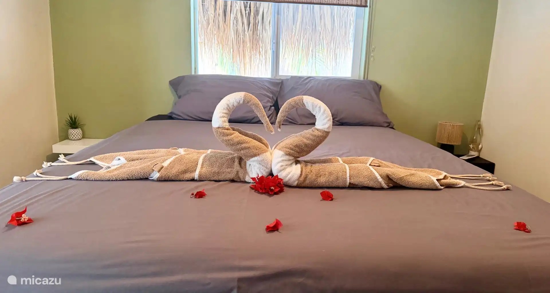 Pour les invités célébrant l’amour : un cœur de cygne fait avec des pétales de bougainvillier, préparé spécialement pour les jeunes mariés.