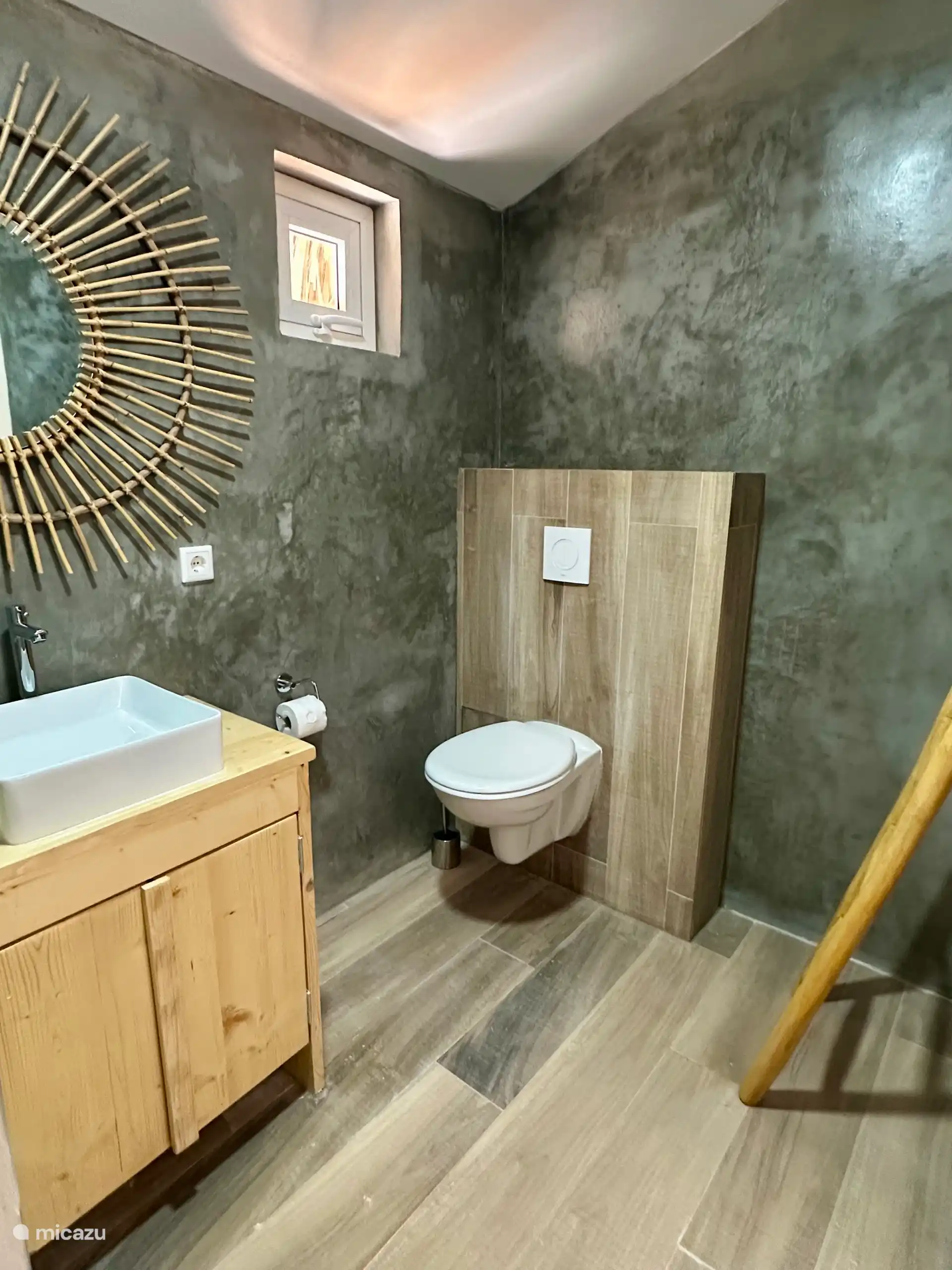 Im Badezimmer finden Sie nicht nur eine Toilette, sondern auch einen Mülleimer und alle anderen wichtigen Dinge, die Sie für einen komfortablen Aufenthalt benötigen.