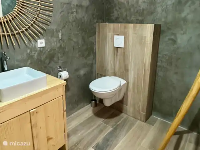 Kas Pelikan Privé  | Curaçao, Curaçao-Centre, Julianadorp - appartement Dans la salle de bain, vous trouverez non seulement des toilettes, mais aussi une poubelle et tous les autres éléments essentiels dont vous avez besoin pour un séjour confortable.