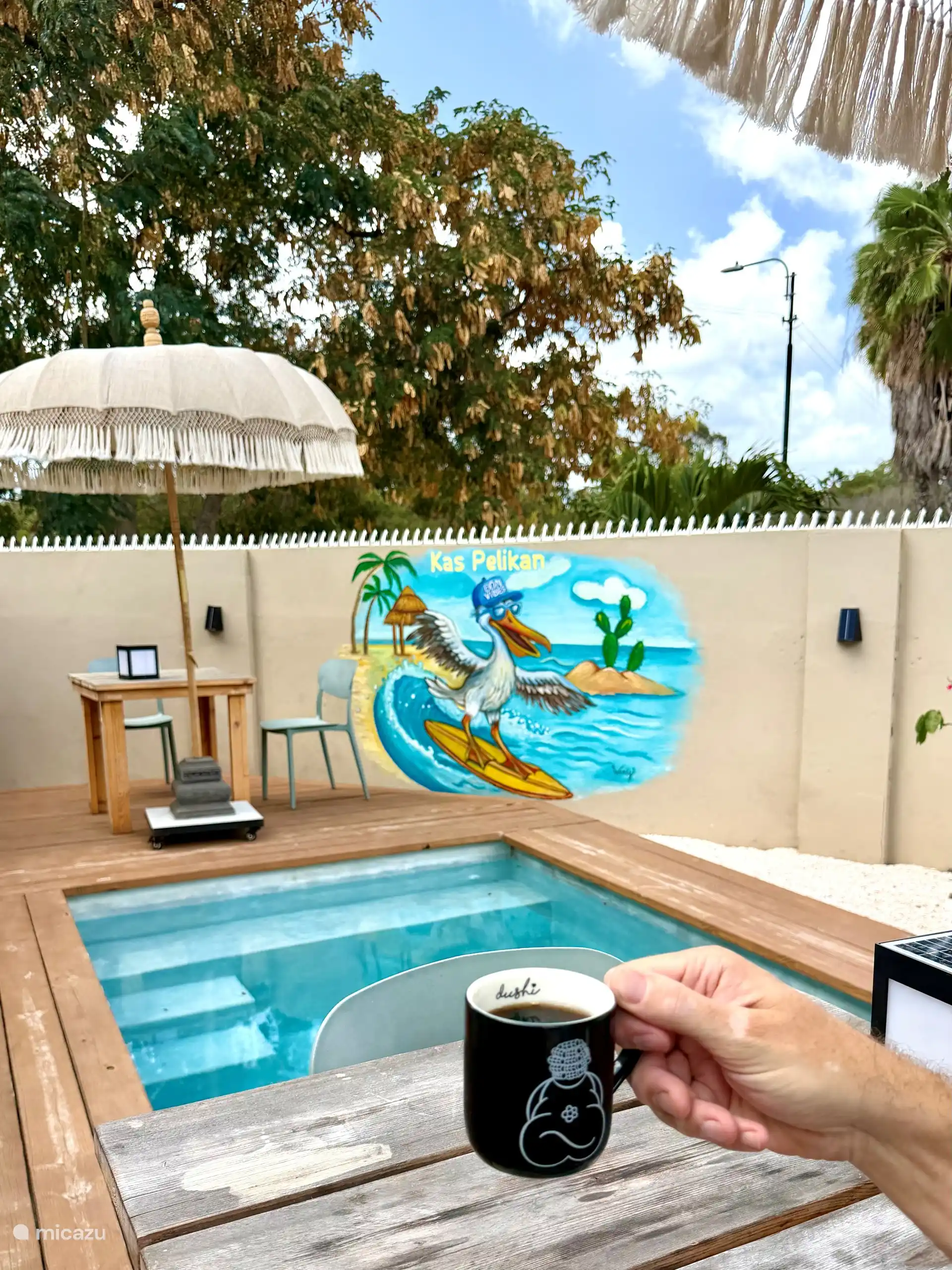 Café frais au bord de la piscine, une brise légère et le calme de l’île.