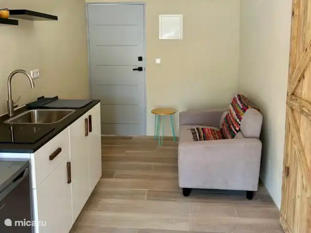 Kas Pelikan Privé  | Curaçao, Curaçao-Centre, Julianadorp - appartement Dans le salon, il y a un confortable canapé deux places, parfait pour se détendre.