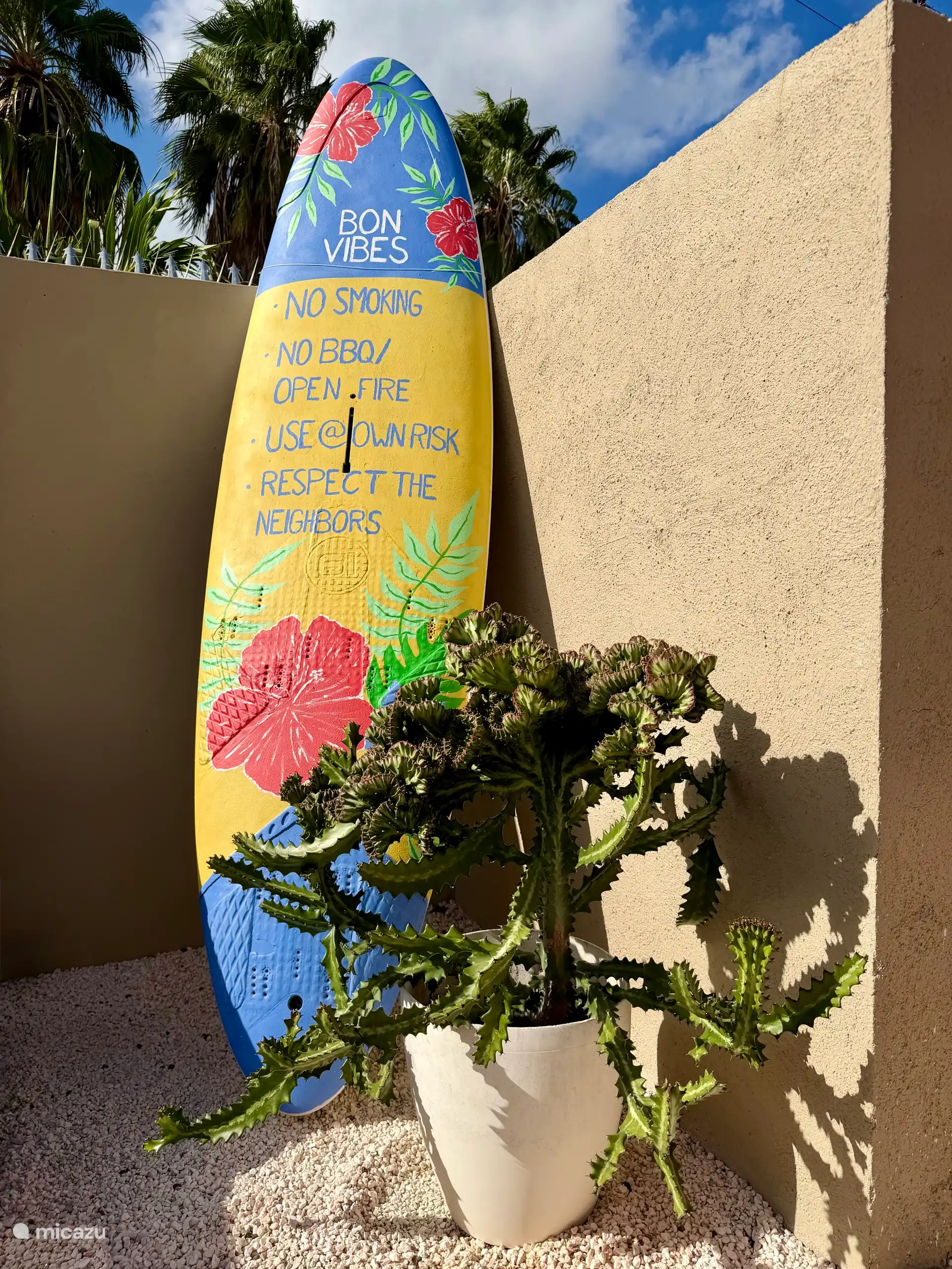 Nos règles de la maison sur une planche de surf. Simple, détendu et respectueux de tous.